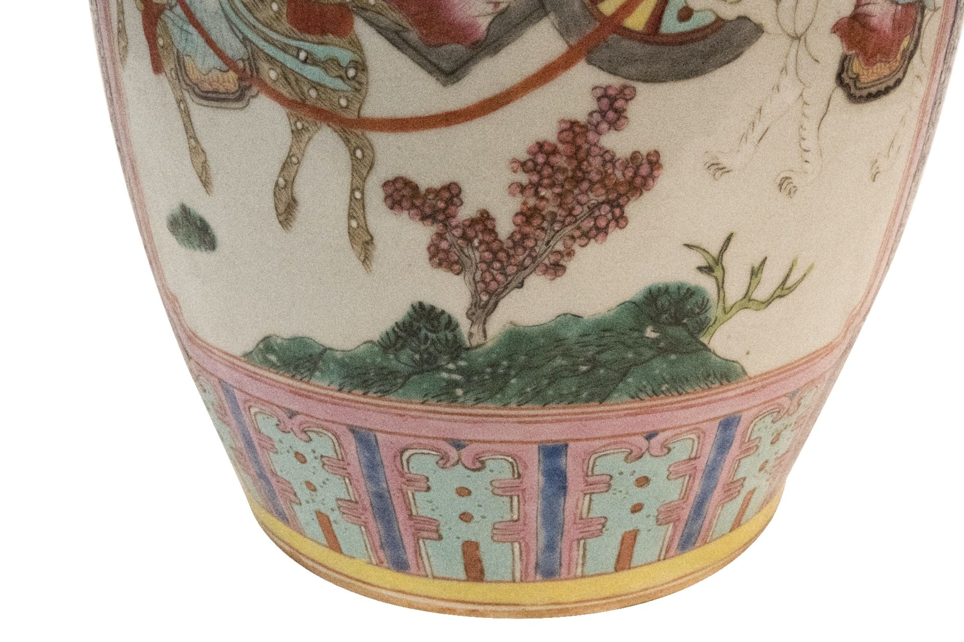 Eine Grosse Vase in Famille Rose | A Large Vase in Famille Rose - Image 5 of 5