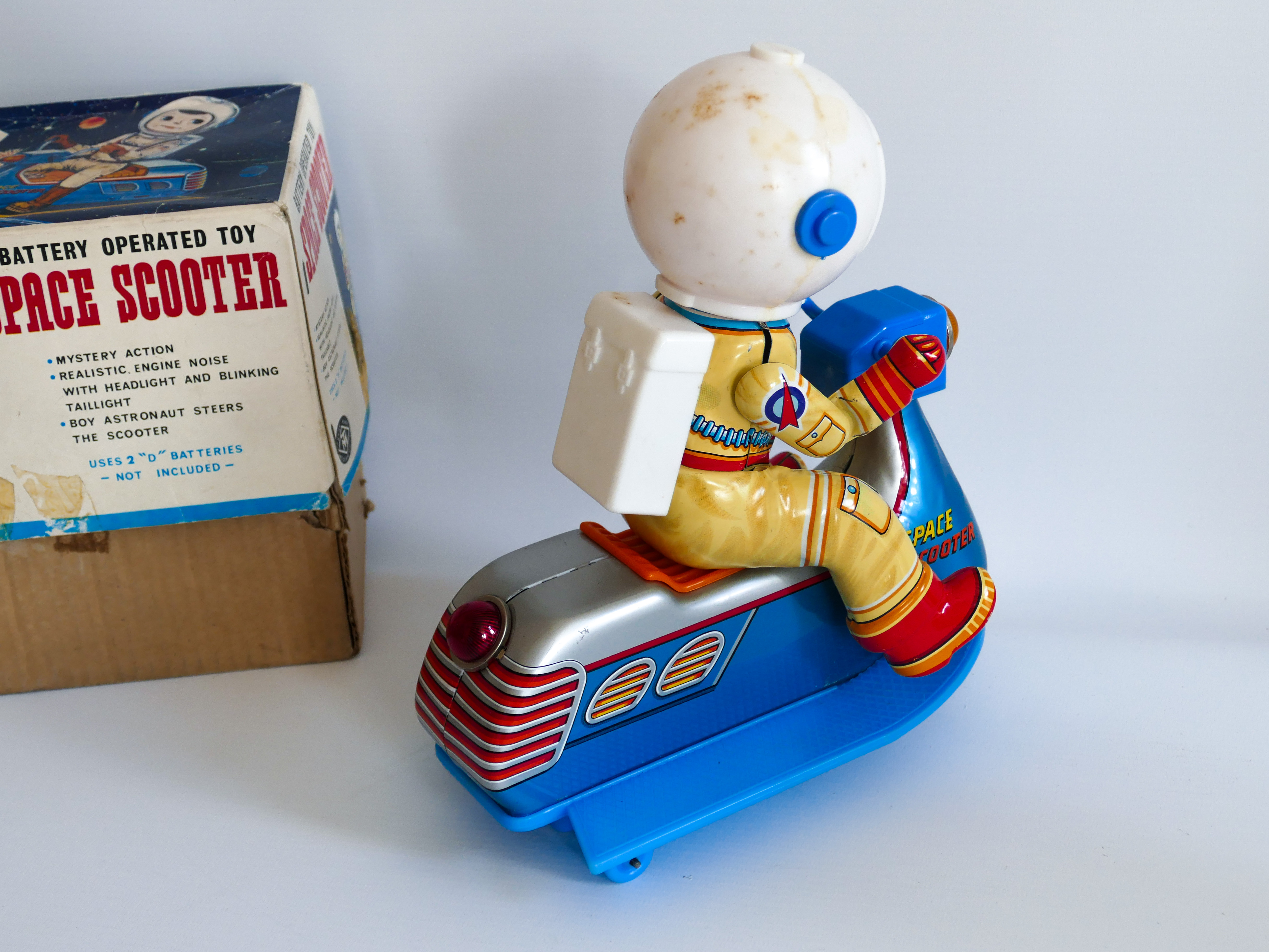 BATTERY OPERATED SPACE SCOOTER, TIN SPACE TOY ASTRONAUT. MASUDAYA MODERN TOYS JAPAN 1960's. - Bild 4 aus 5