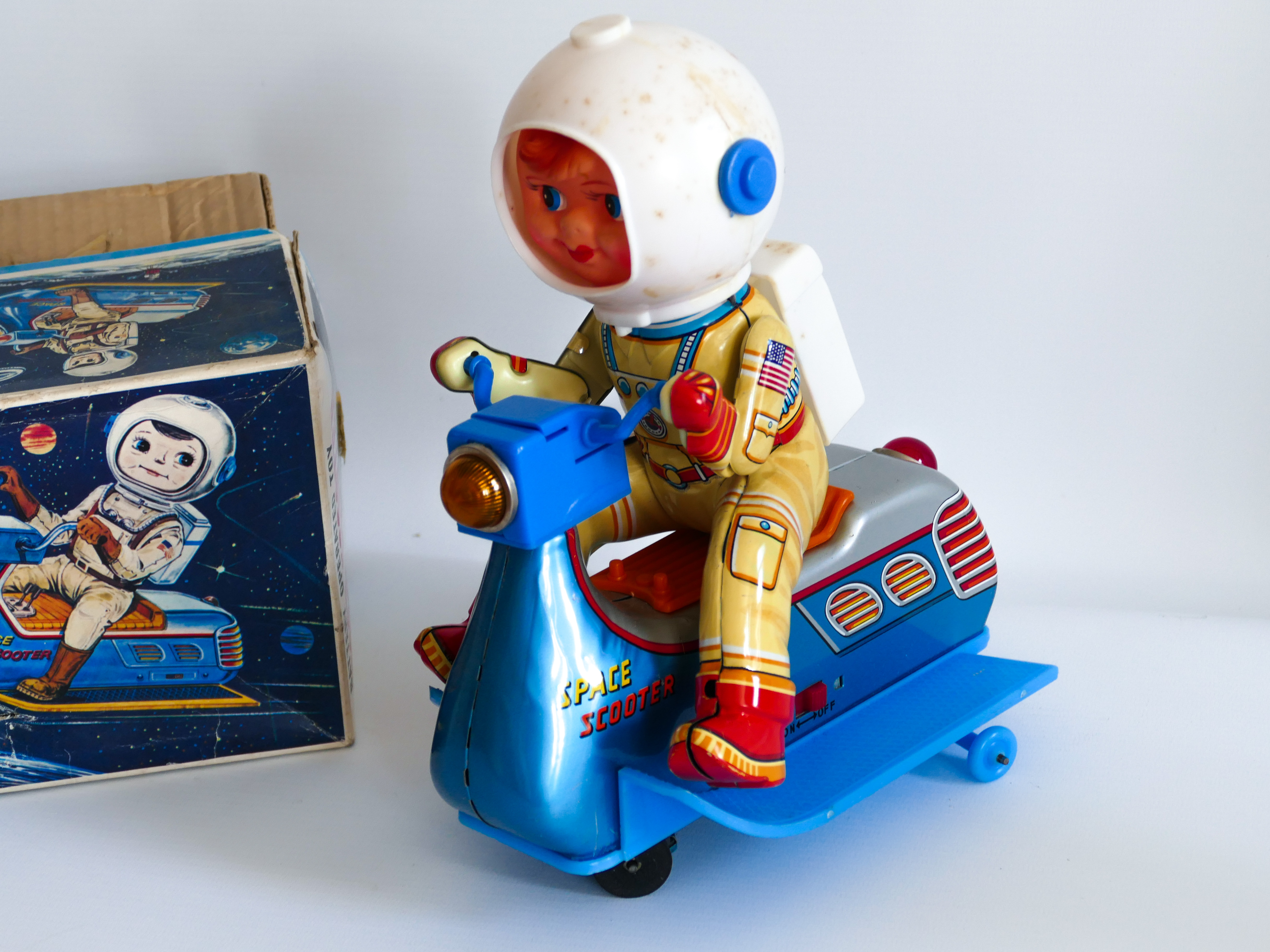 BATTERY OPERATED SPACE SCOOTER, TIN SPACE TOY ASTRONAUT. MASUDAYA MODERN TOYS JAPAN 1960's. - Bild 3 aus 5