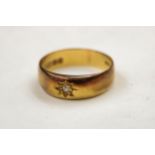 18ct gold band with diamond, total weight 5.0 grams