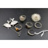 x5 Sterling silver rings + 2 silver brooches, weight 22 grams