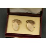 Pair of Gentleman 9ct gold cufflinks - plain on one side, pattern on the other. 5.8 grams