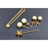 x2 pairs 9ct gold pearl earrings, plus 9ct bar brooch & pin, 5.32 grams
