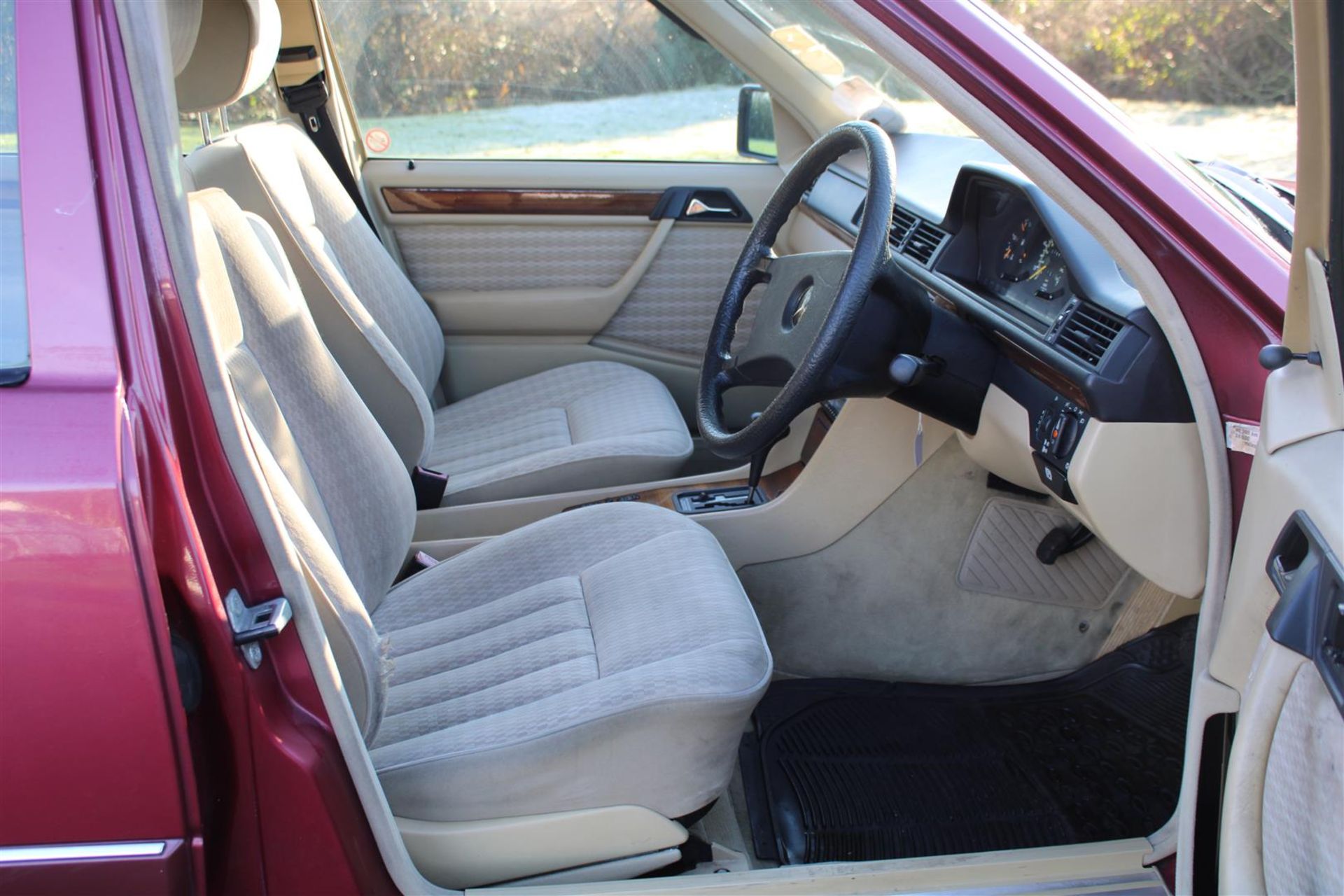 1991 Mercedes W124 230E Auto - Image 11 of 20