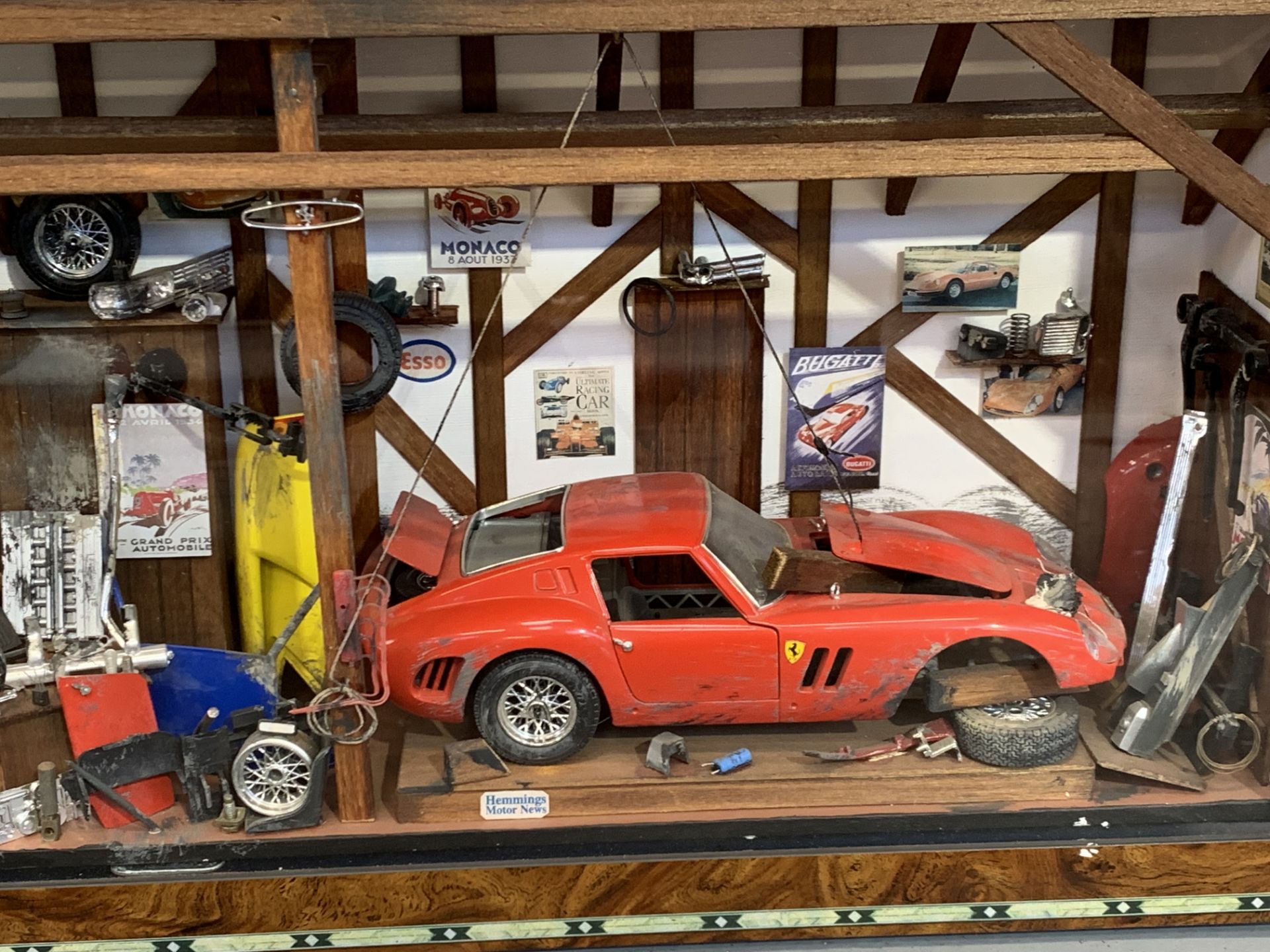 Cased Ferrari 250 GTO Diarama Garage Display - Image 2 of 3