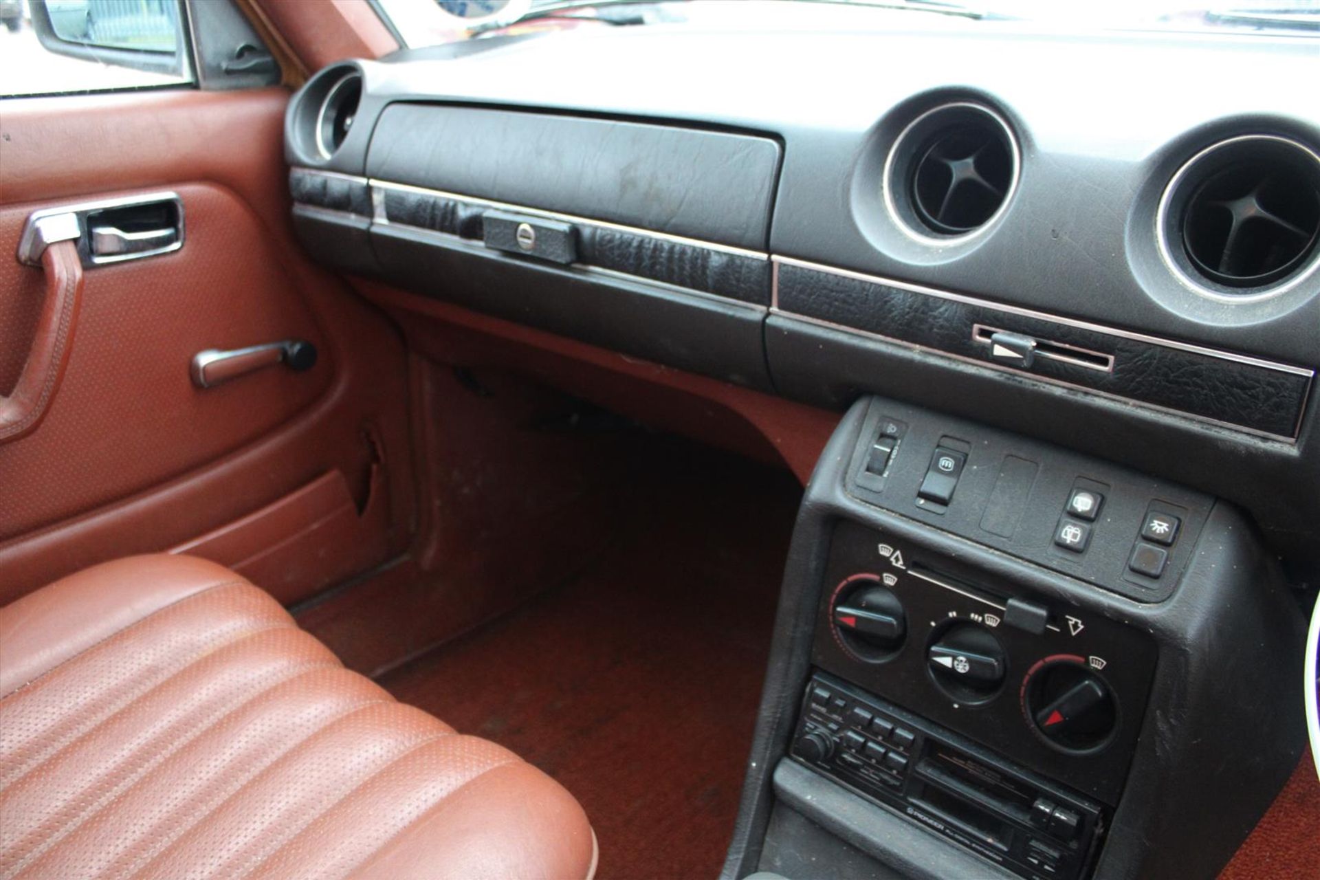 1980 Mercedes W123 250 T Auto Estate - Image 13 of 21