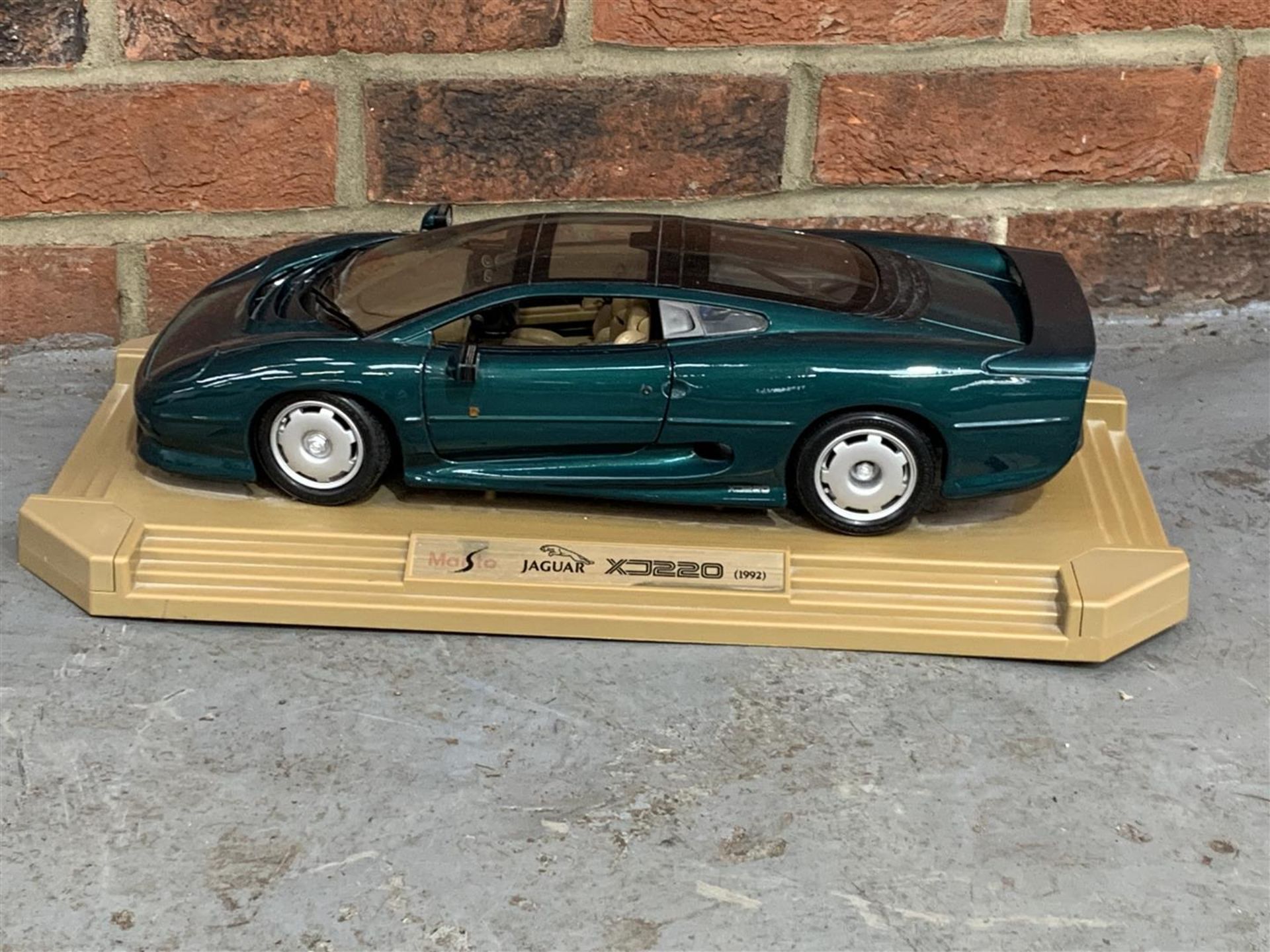 Large Maisto Model Jaguar XJ220 1;12 Scale