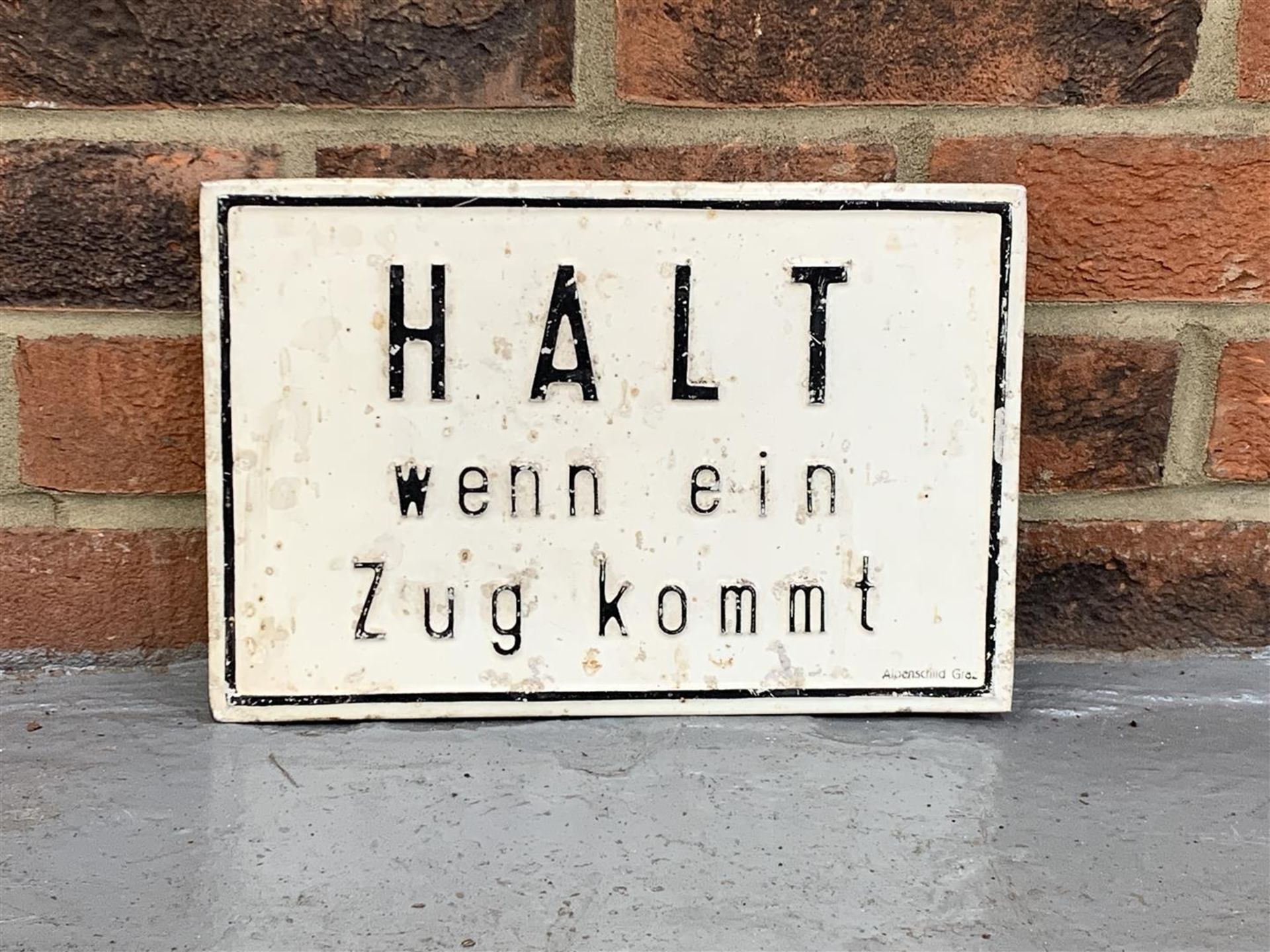 German Halt Wenn Ein Zug Kommit" Sign"