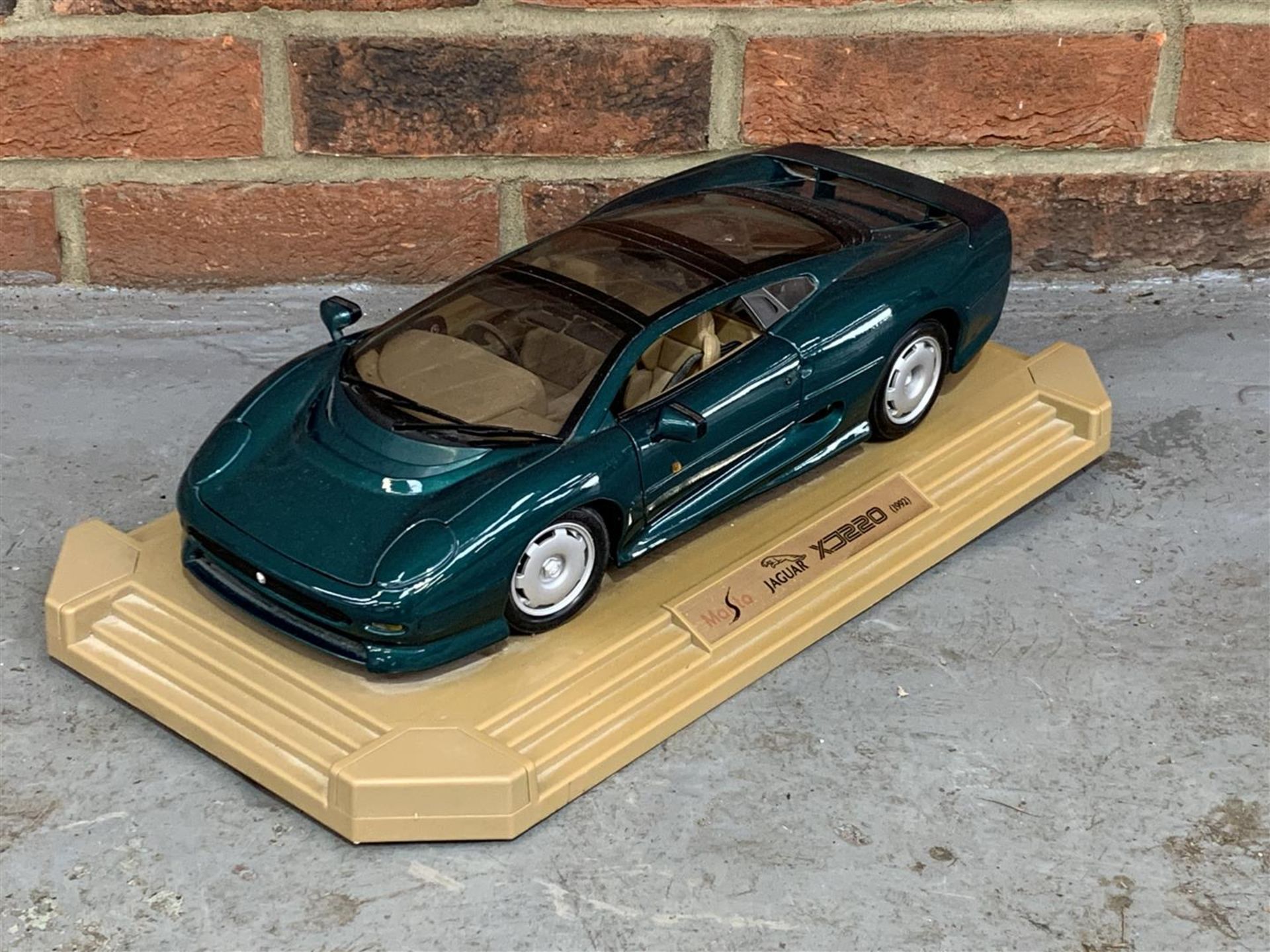 Large Maisto Model Jaguar XJ220 1;12 Scale - Image 4 of 5