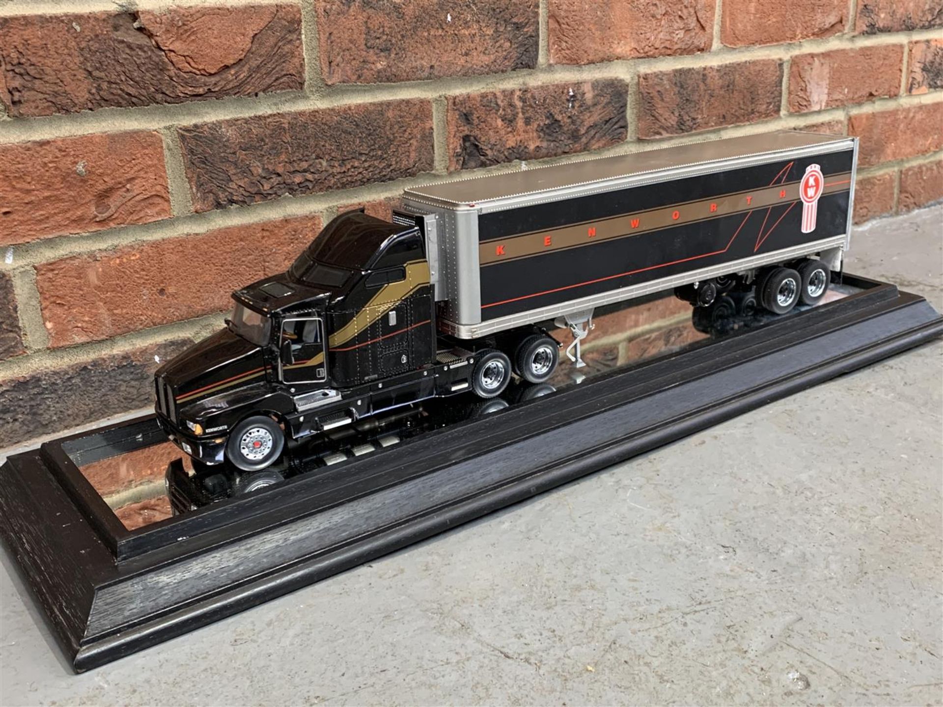 Cased Franklin Mint Kenworth Lorry - Image 2 of 3