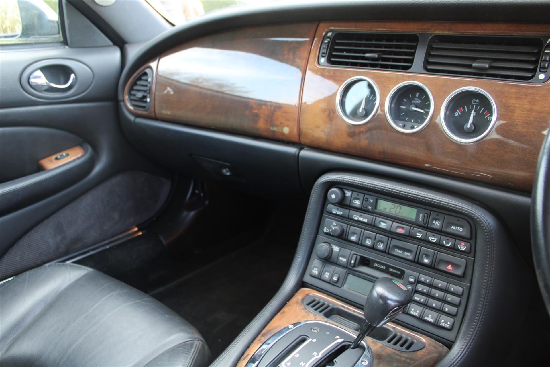 2001 Jaguar XKR 4.0 Coupe Auto - Image 11 of 23