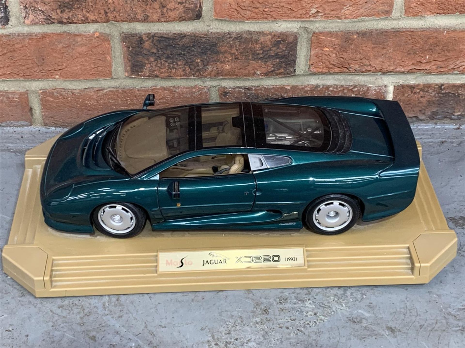 Large Maisto Model Jaguar XJ220 1;12 Scale - Image 3 of 5