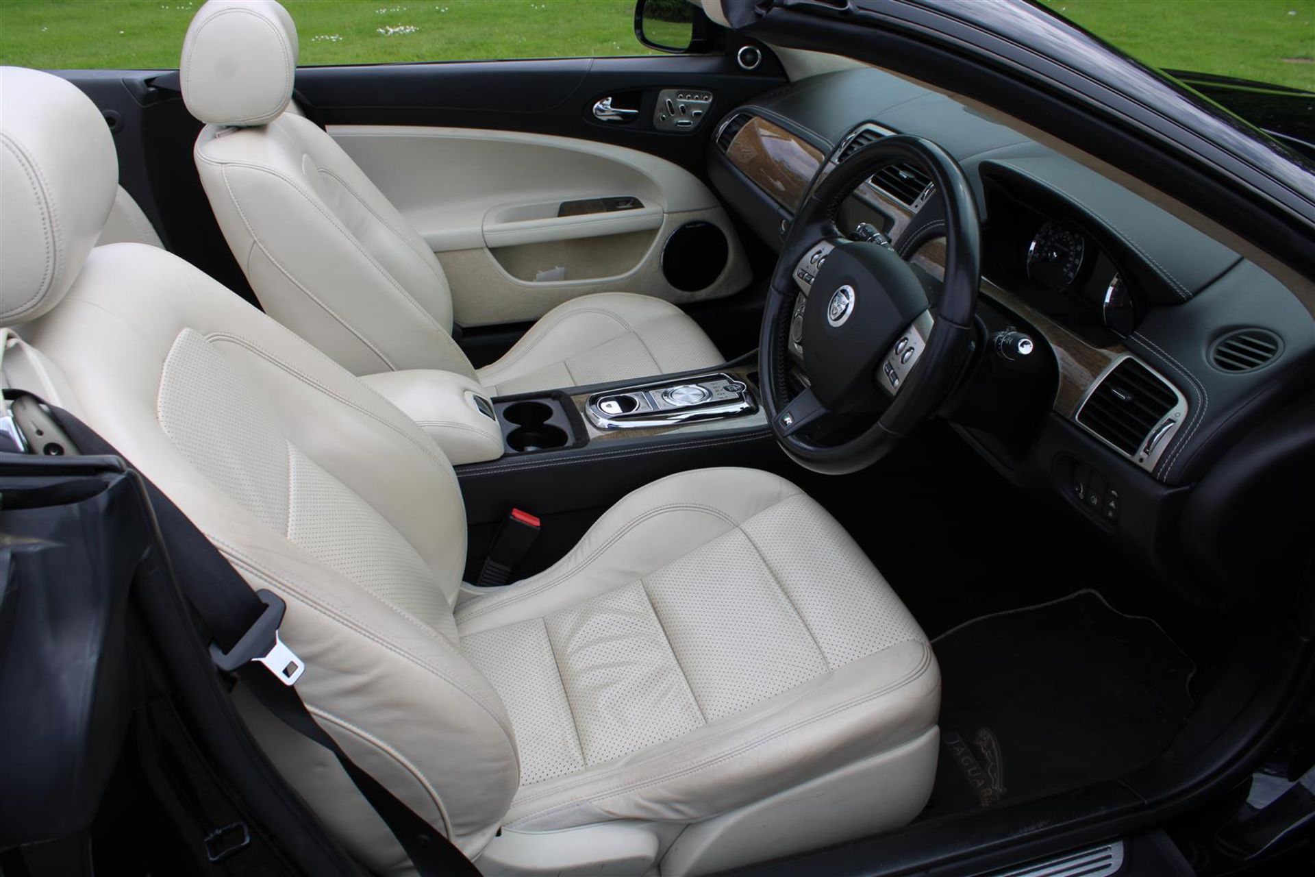 2010 Jaguar XKR 5.0 Auto Convertible - Image 10 of 20