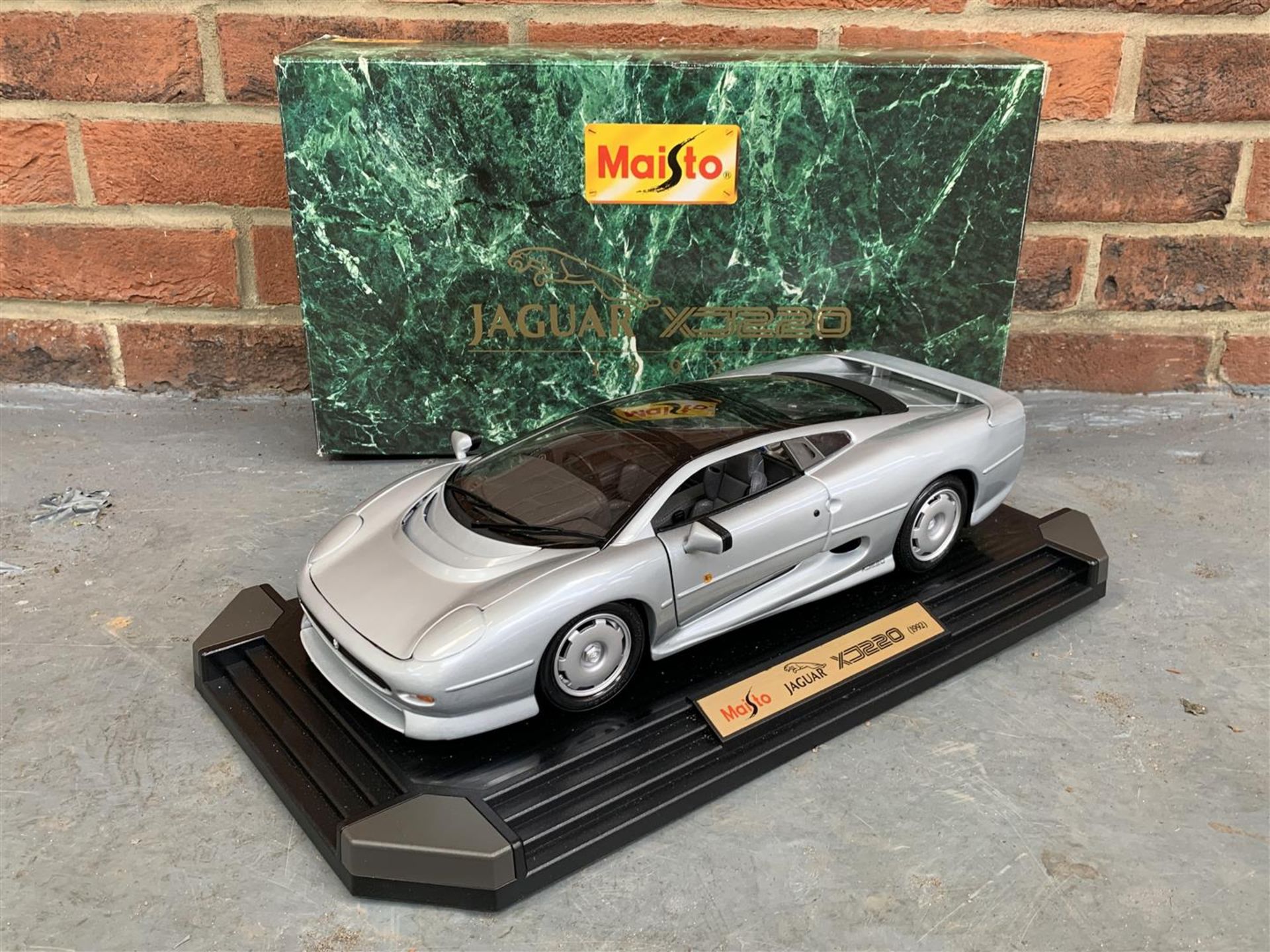Maisto 1/12 Scale Jaguar XJ220 Boxed Model Car