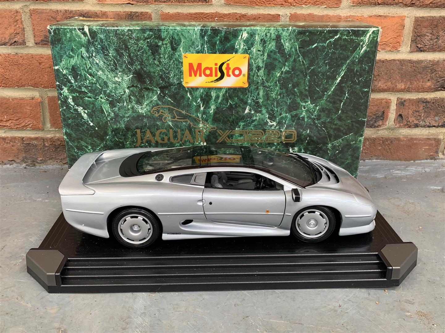 Maisto 1/12 Scale Jaguar XJ220 Boxed Model Car - Image 4 of 5