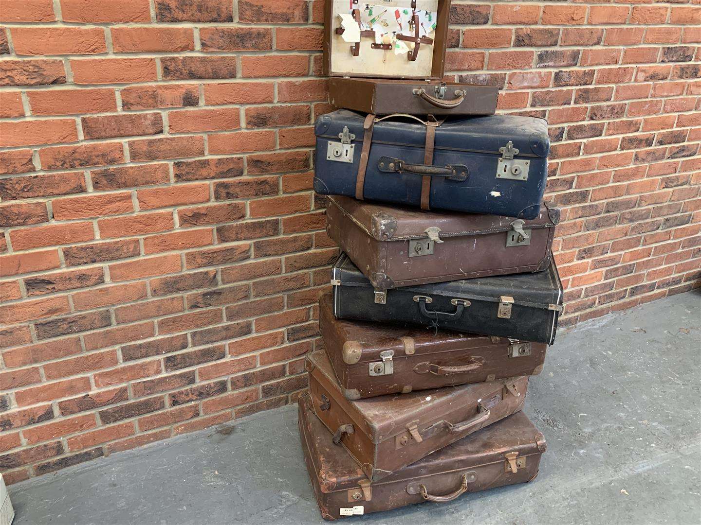 Ex Goodwood 7 assorted suitcases - Image 6 of 10