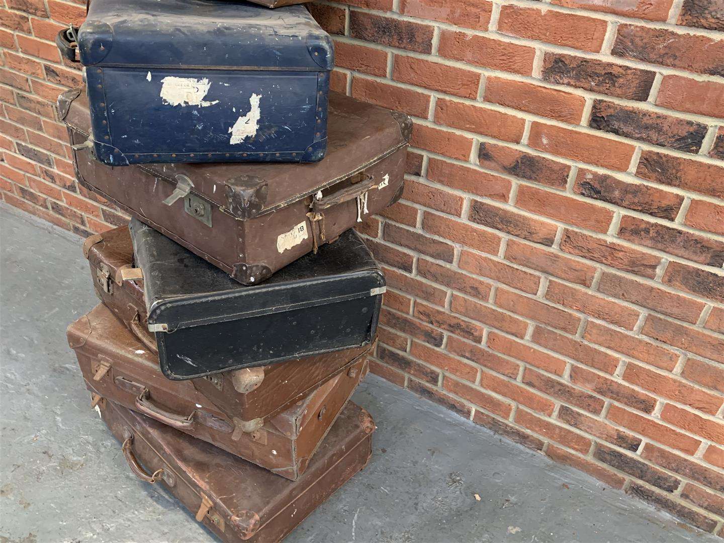 Ex Goodwood 7 assorted suitcases - Image 9 of 10