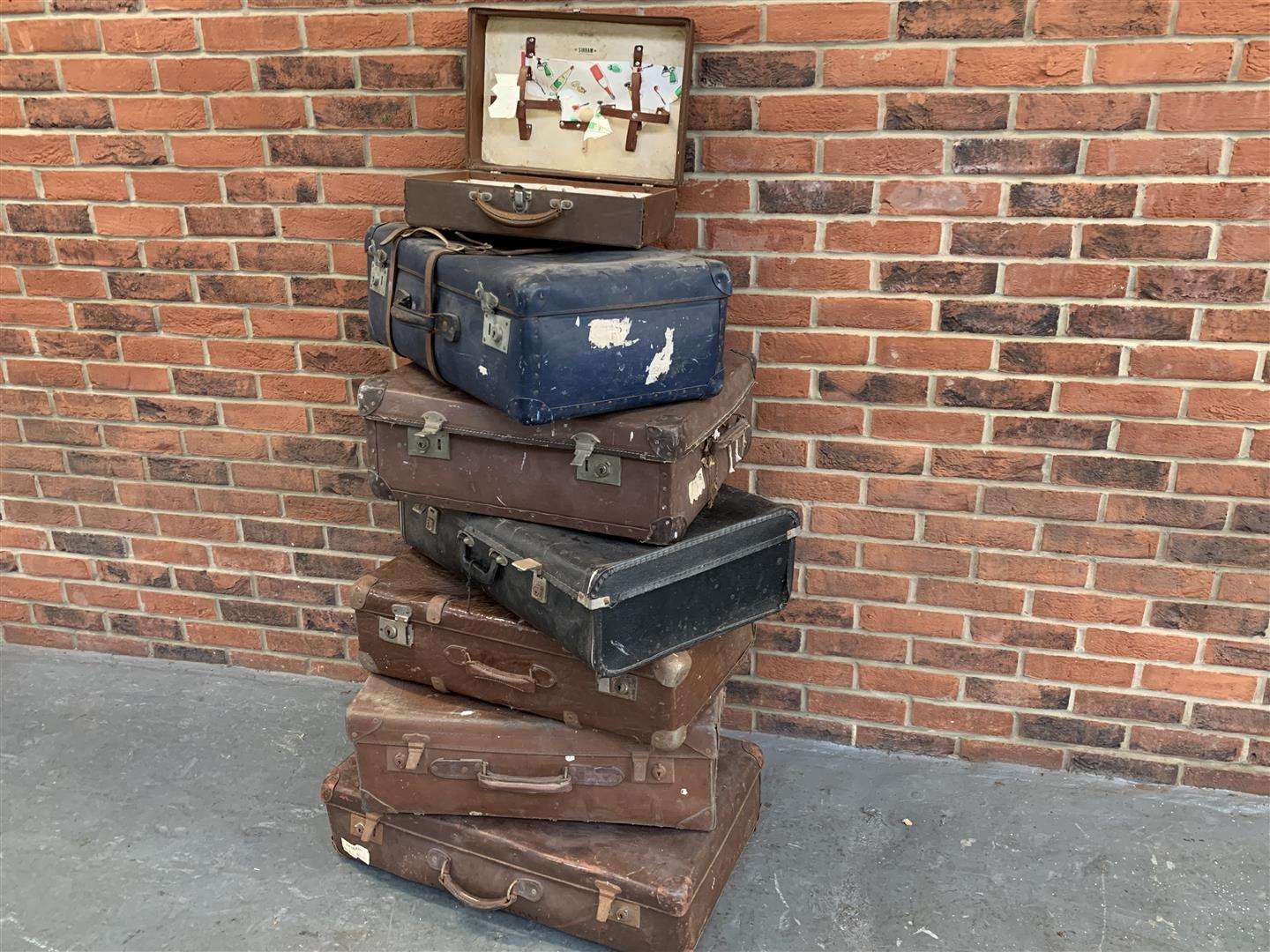 Ex Goodwood 7 assorted suitcases - Image 7 of 10