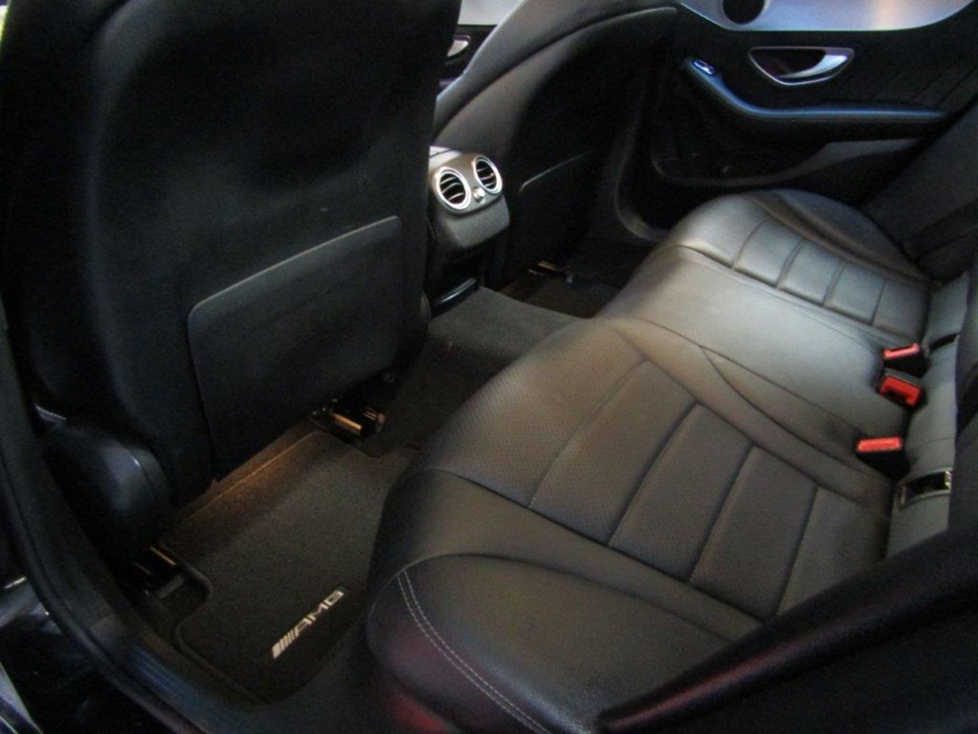 15 15 Mercedes C200 AMG Line Bluetec - Image 24 of 36