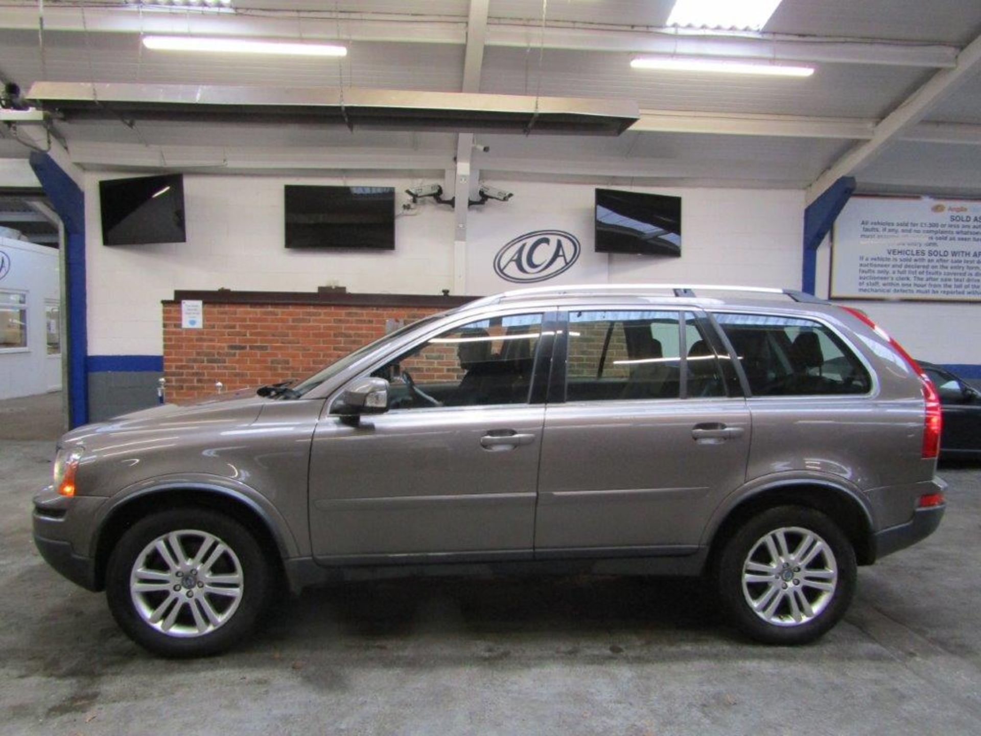 61 11 Volvo XC90 SE Awd D5 Auto - Image 2 of 25