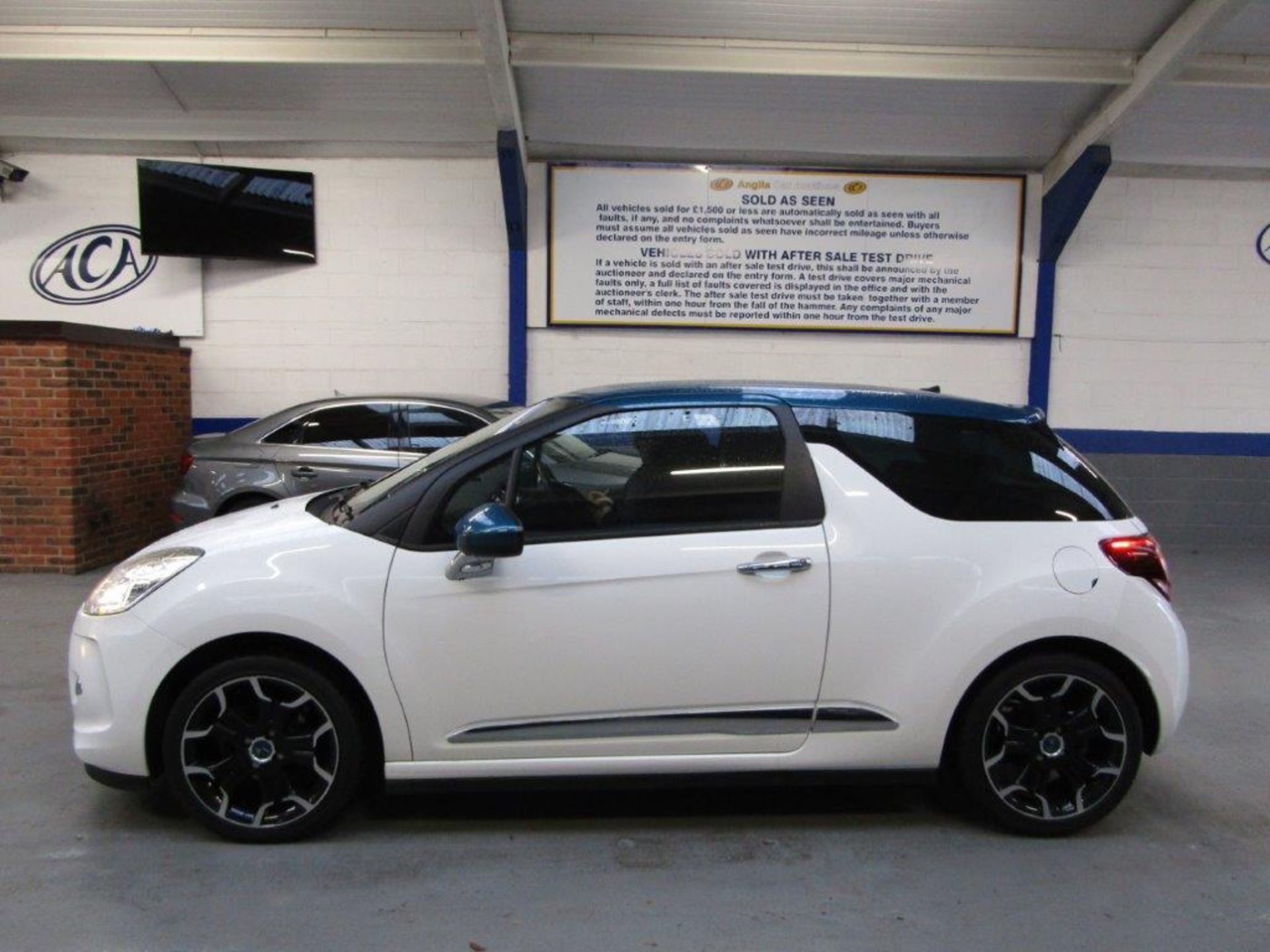 15 15 Citroen DS3 DStyle Puretech - Image 2 of 22