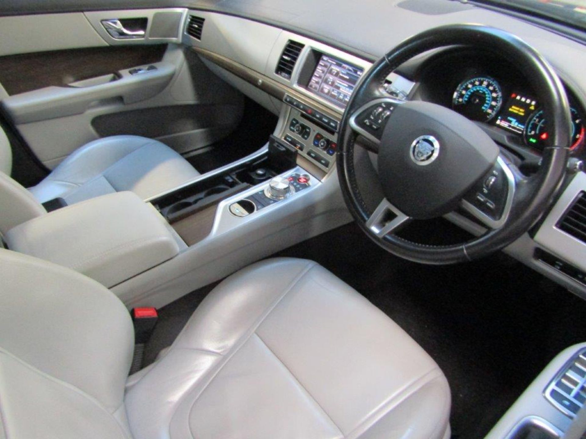 62 12 Jaguar XF Luxury D Auto - Image 19 of 19