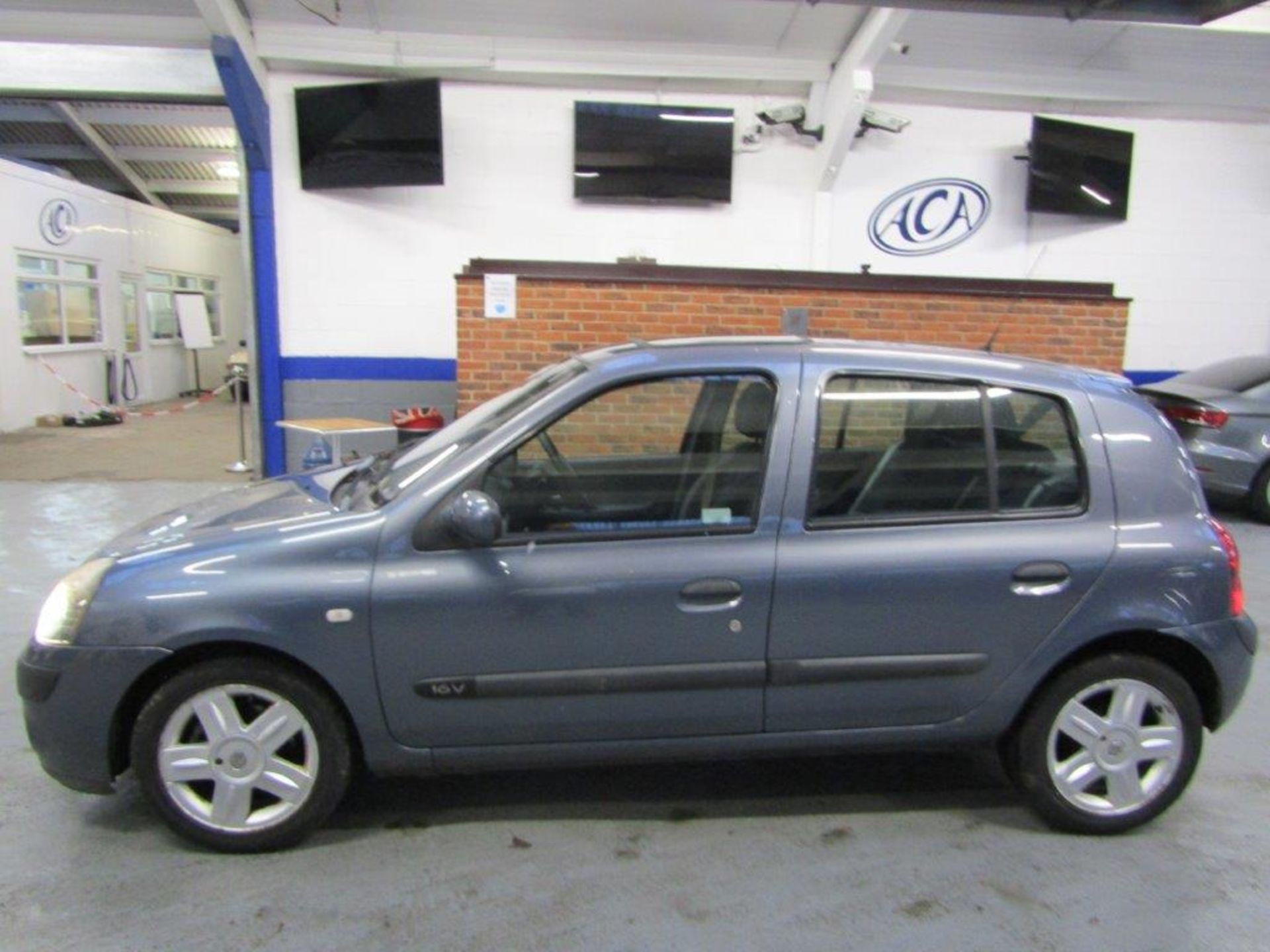 05 05 Renault Clio Dynamique 16V - Image 2 of 23