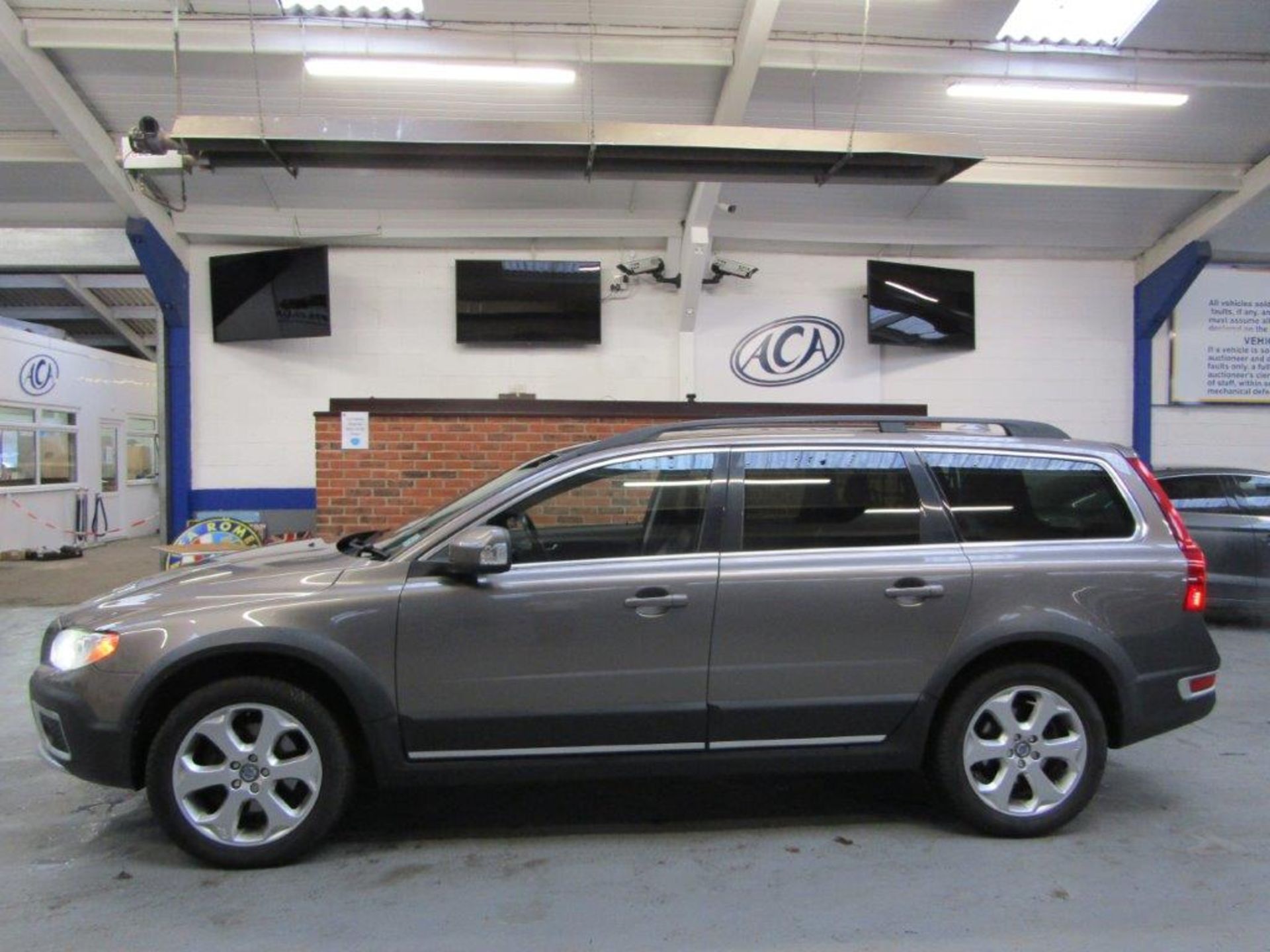 60 11 Volvo XC70 SE Lux D5 Awd - Image 2 of 33