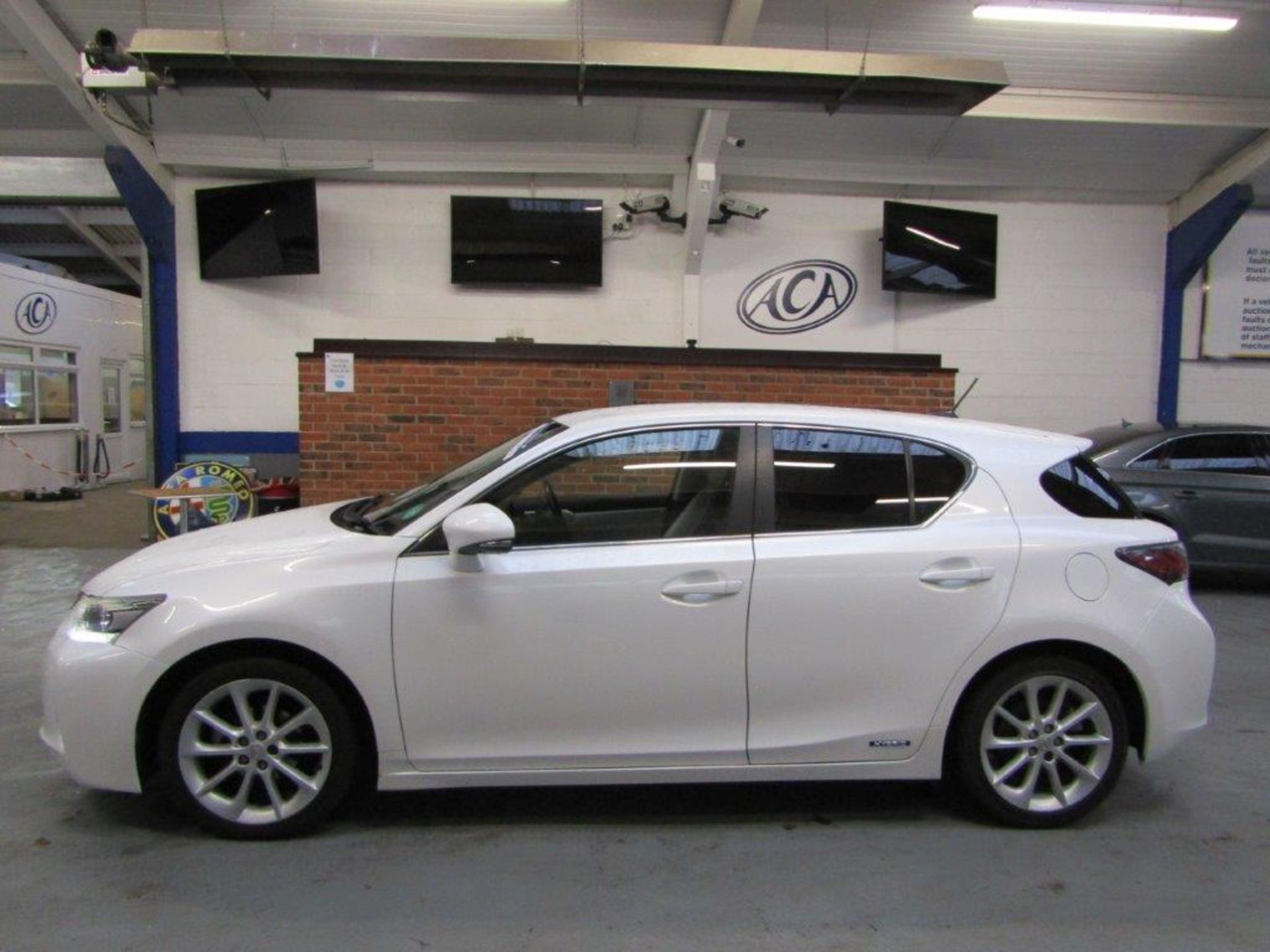 12 12 Lexus CT 200H SE-L CVT - Image 17 of 22