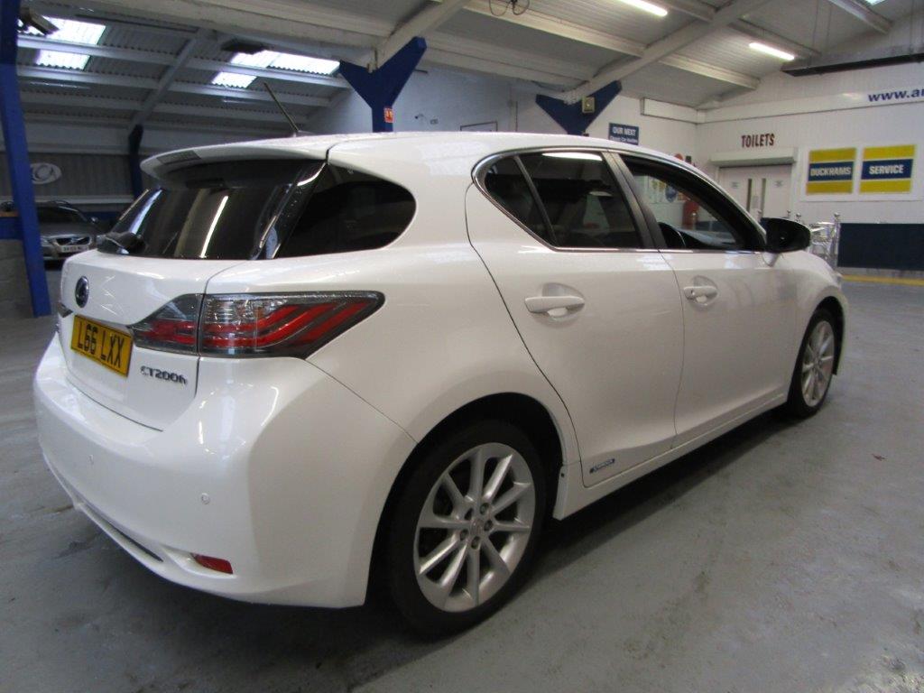 12 12 Lexus CT 200H SE-L CVT - Image 13 of 22