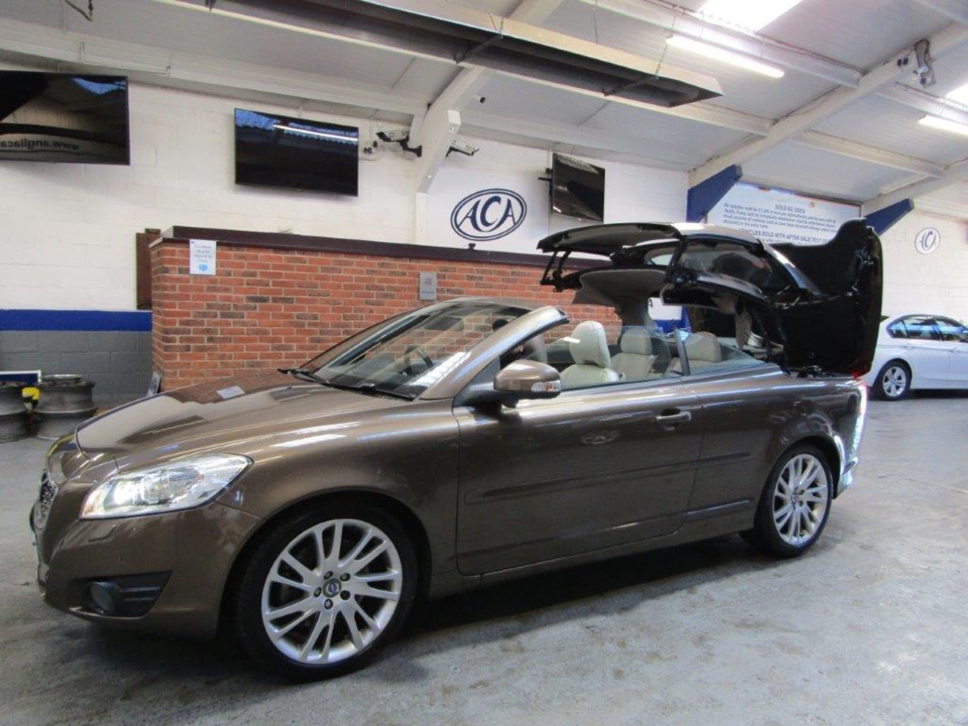 2012 Volvo C70 SE Lux Solstice - Image 13 of 26