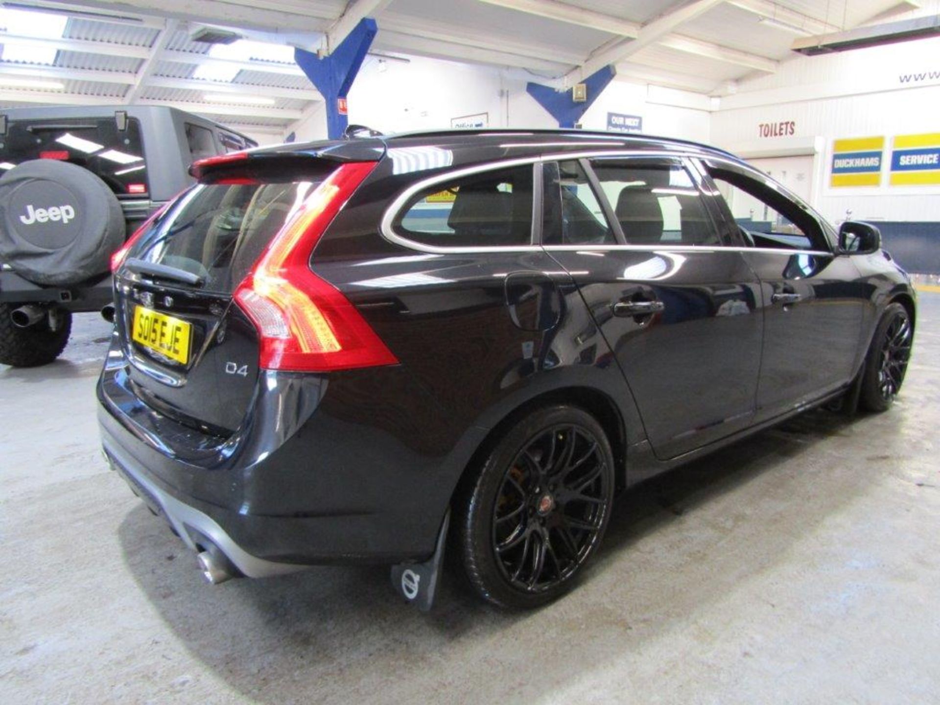 15 15 Volvo V60 R-Design D4 - Image 14 of 25