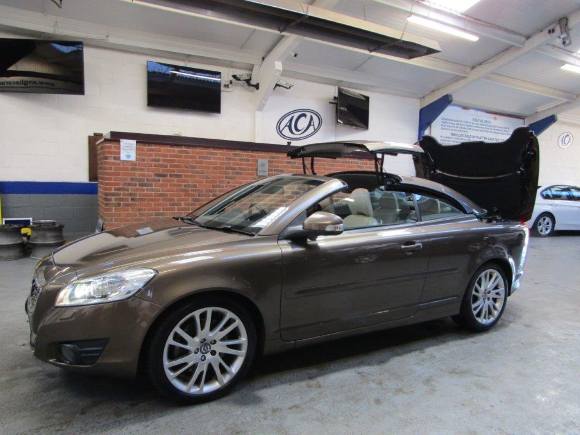 2012 Volvo C70 SE Lux Solstice - Image 14 of 26