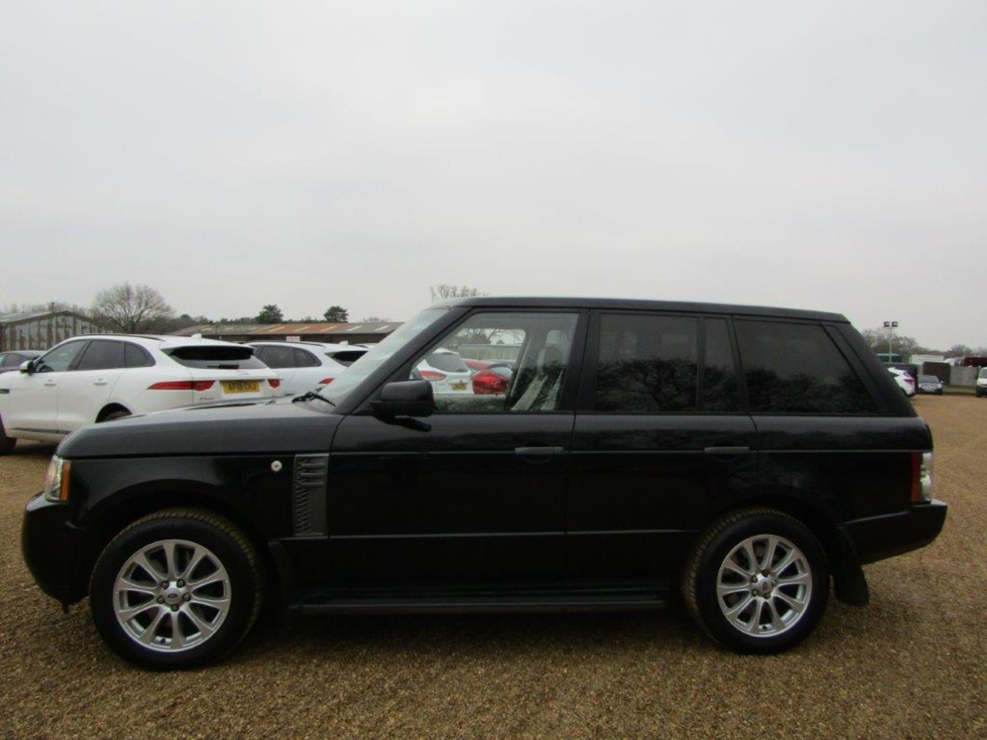 60 11 Range Rover Vogue TDV8 A - Image 2 of 33