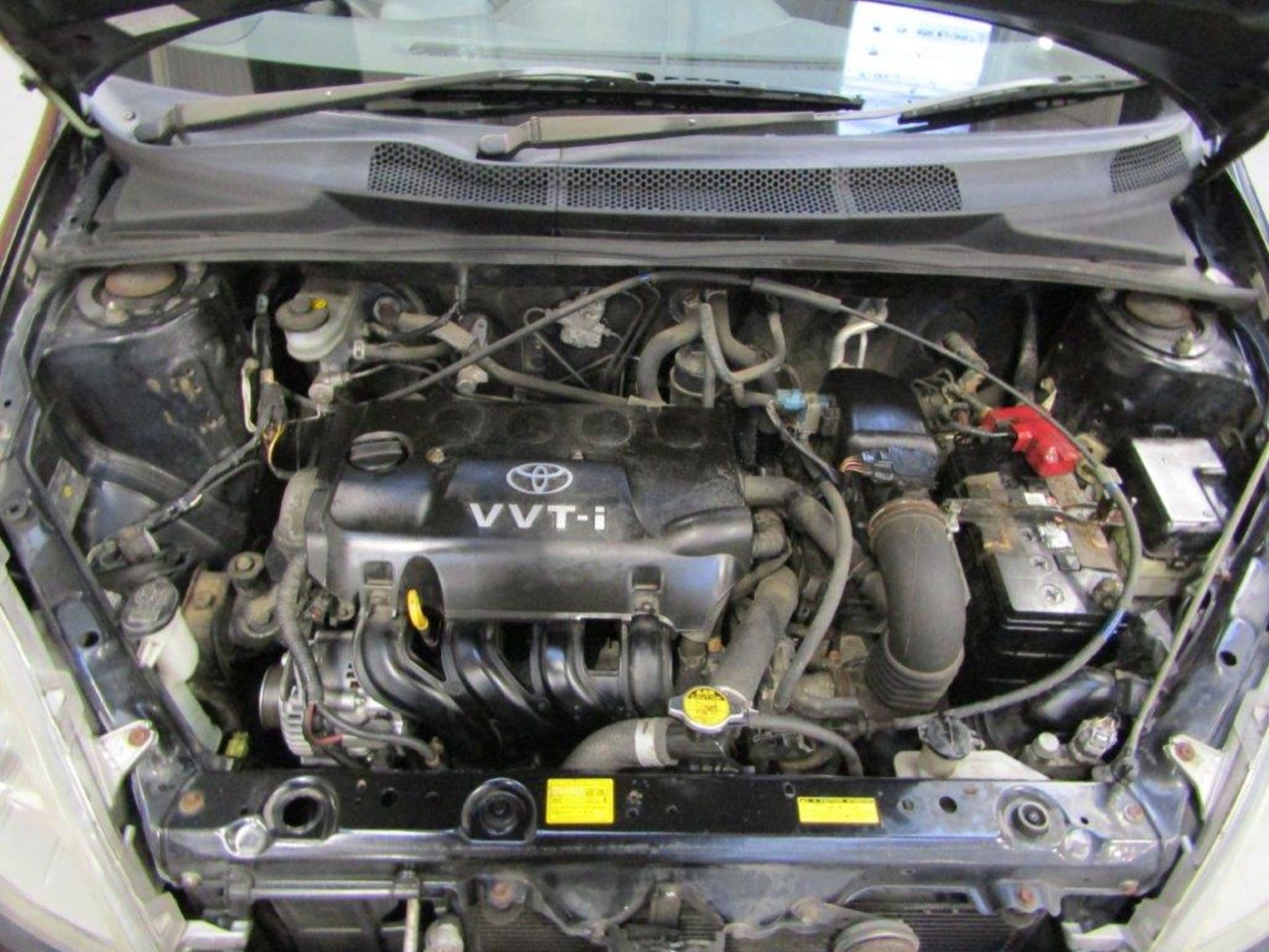 51 01 Toyota Yaris GLS - Image 5 of 21