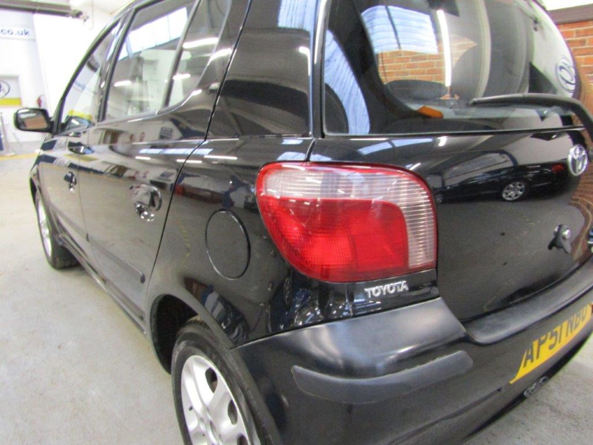 51 01 Toyota Yaris GLS - Image 10 of 21