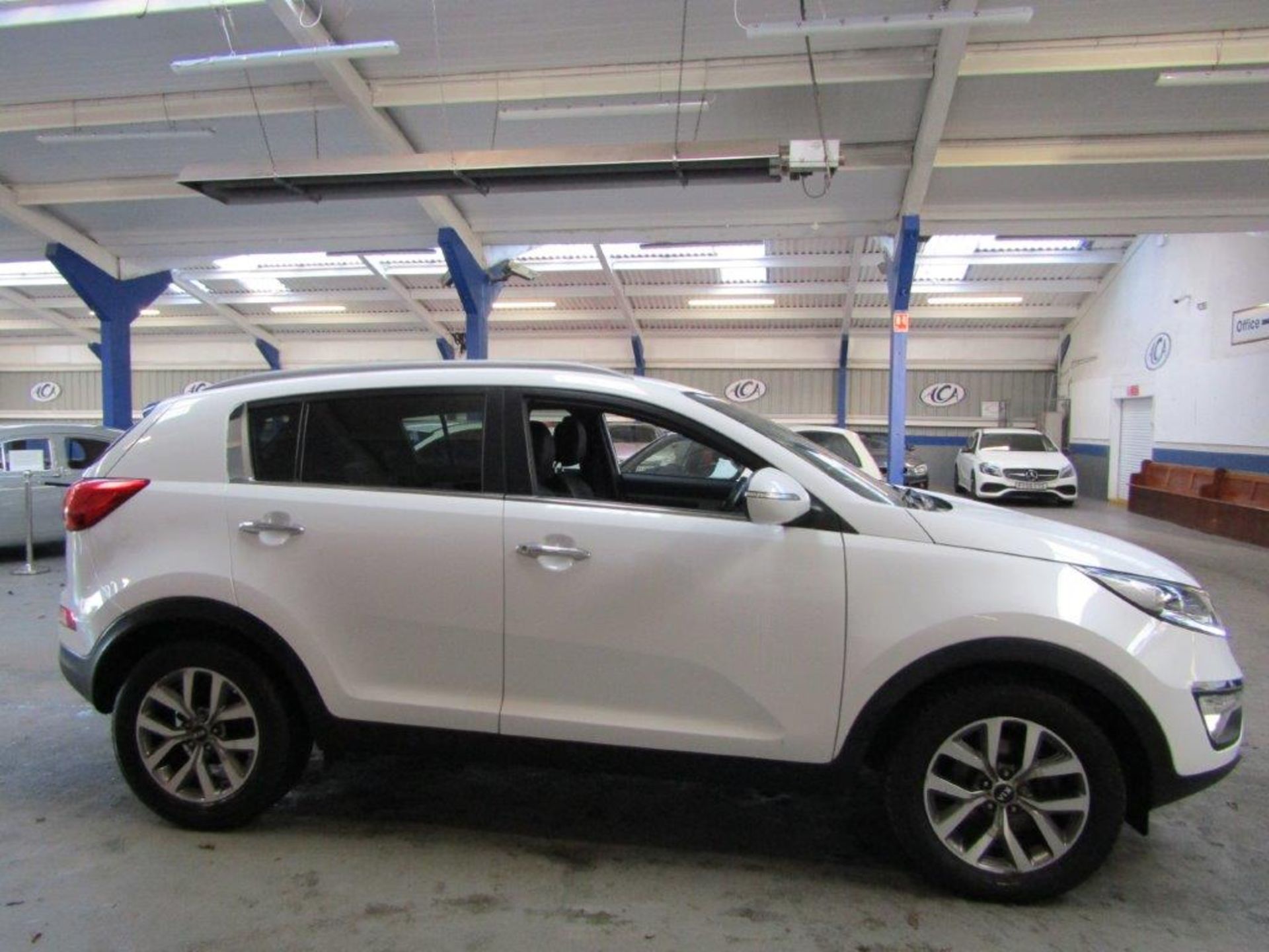 14 14 Kia Sportage White Edtn ISG - Image 10 of 25