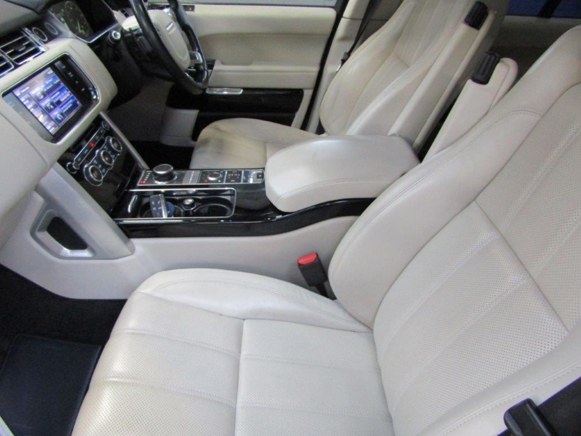 13 13 Range Rover Vogue SDV8 Auto - Image 14 of 25