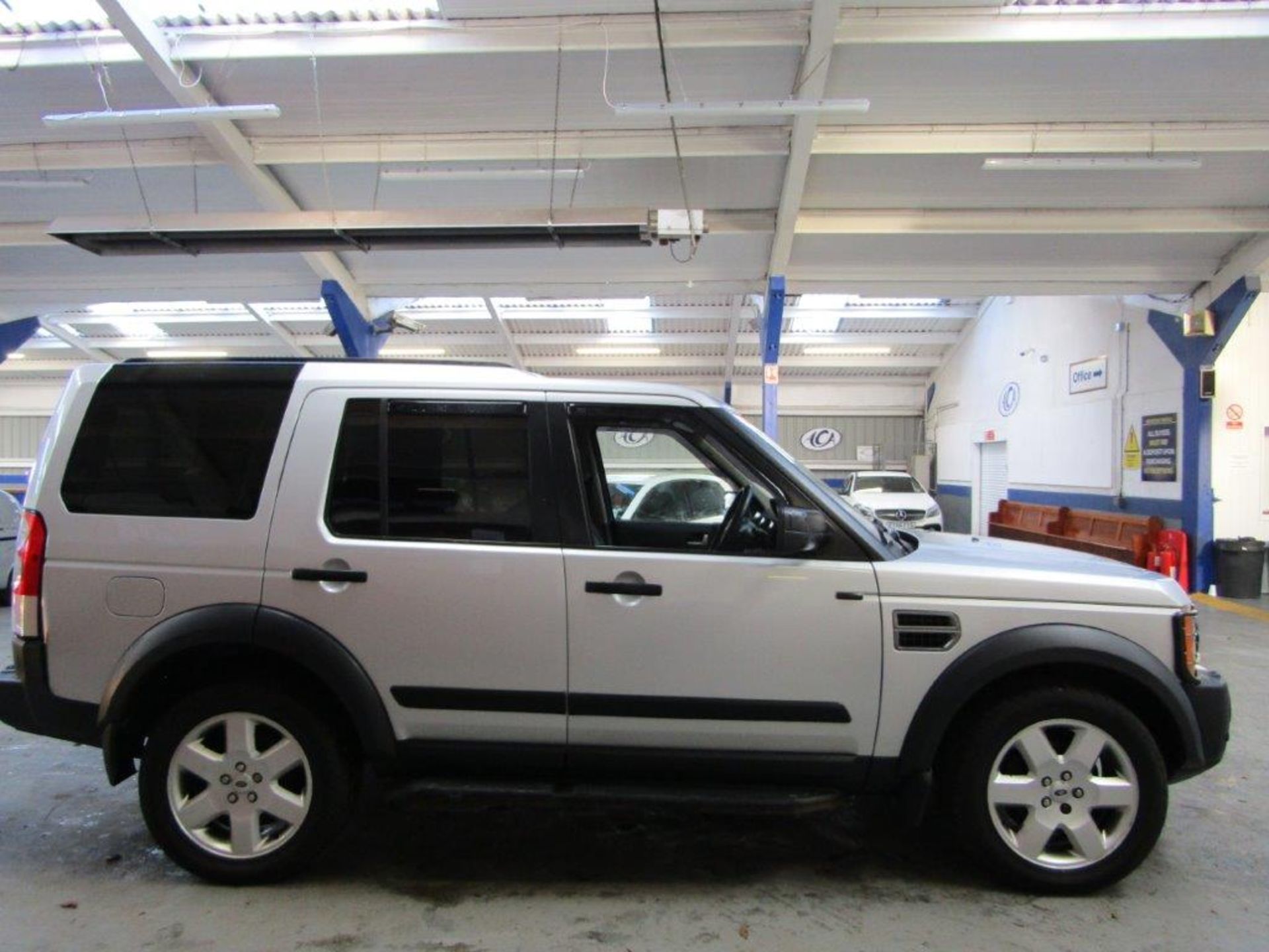 05 05 Land Rover Discovery 3 TDV6 A - Image 10 of 30