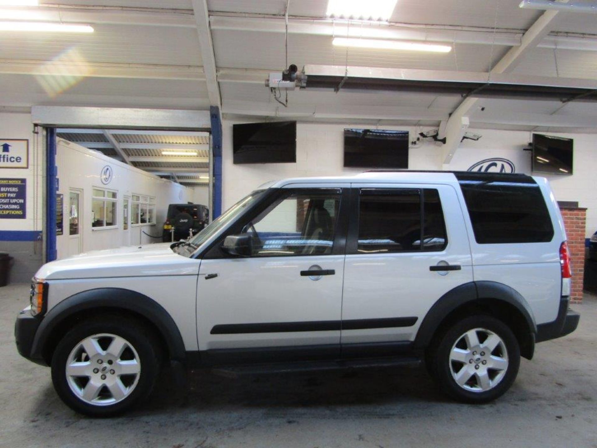 05 05 Land Rover Discovery 3 TDV6 A - Image 2 of 30