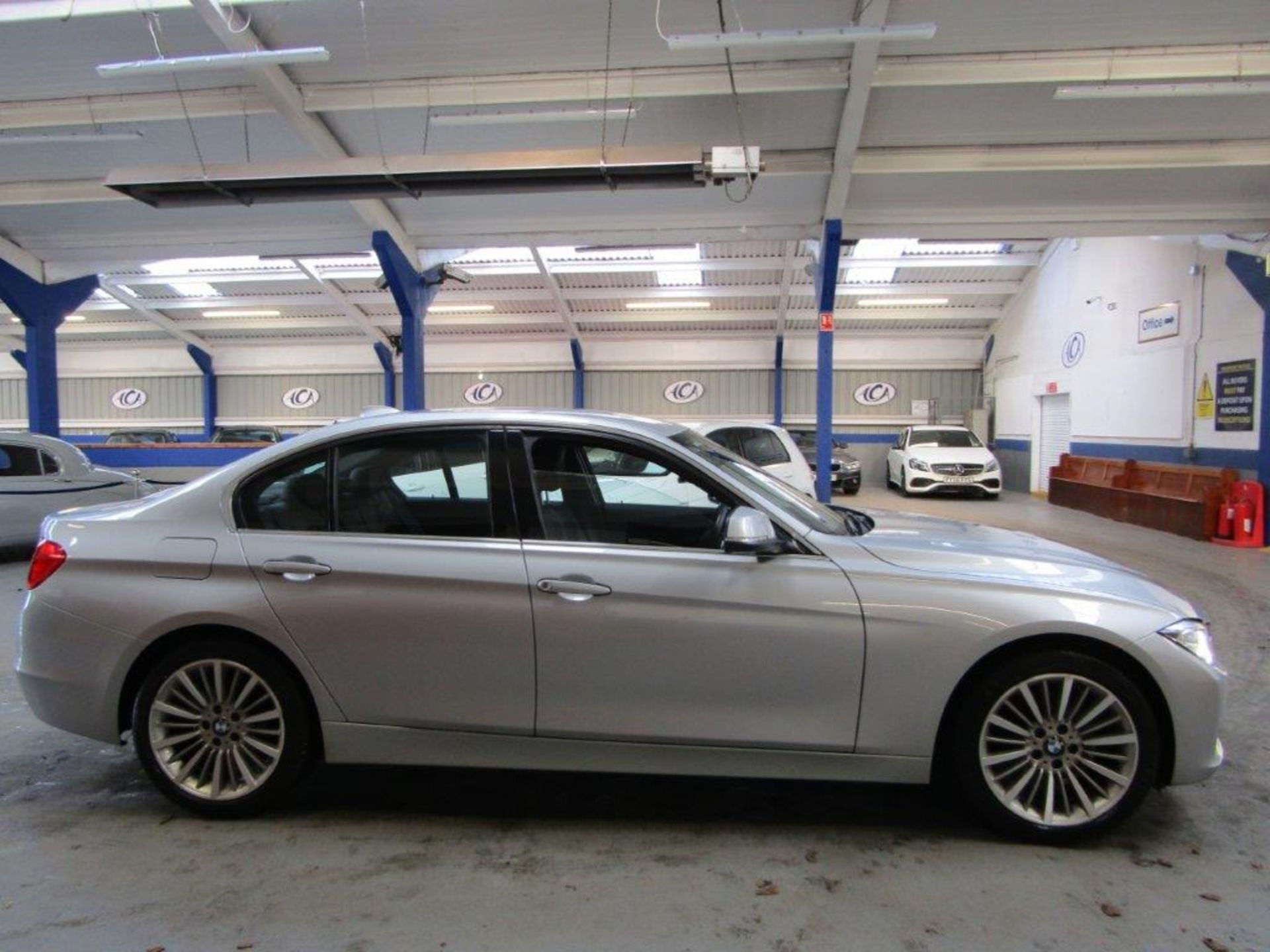 64 14 BMW 320d Luxury Auto - Image 19 of 25