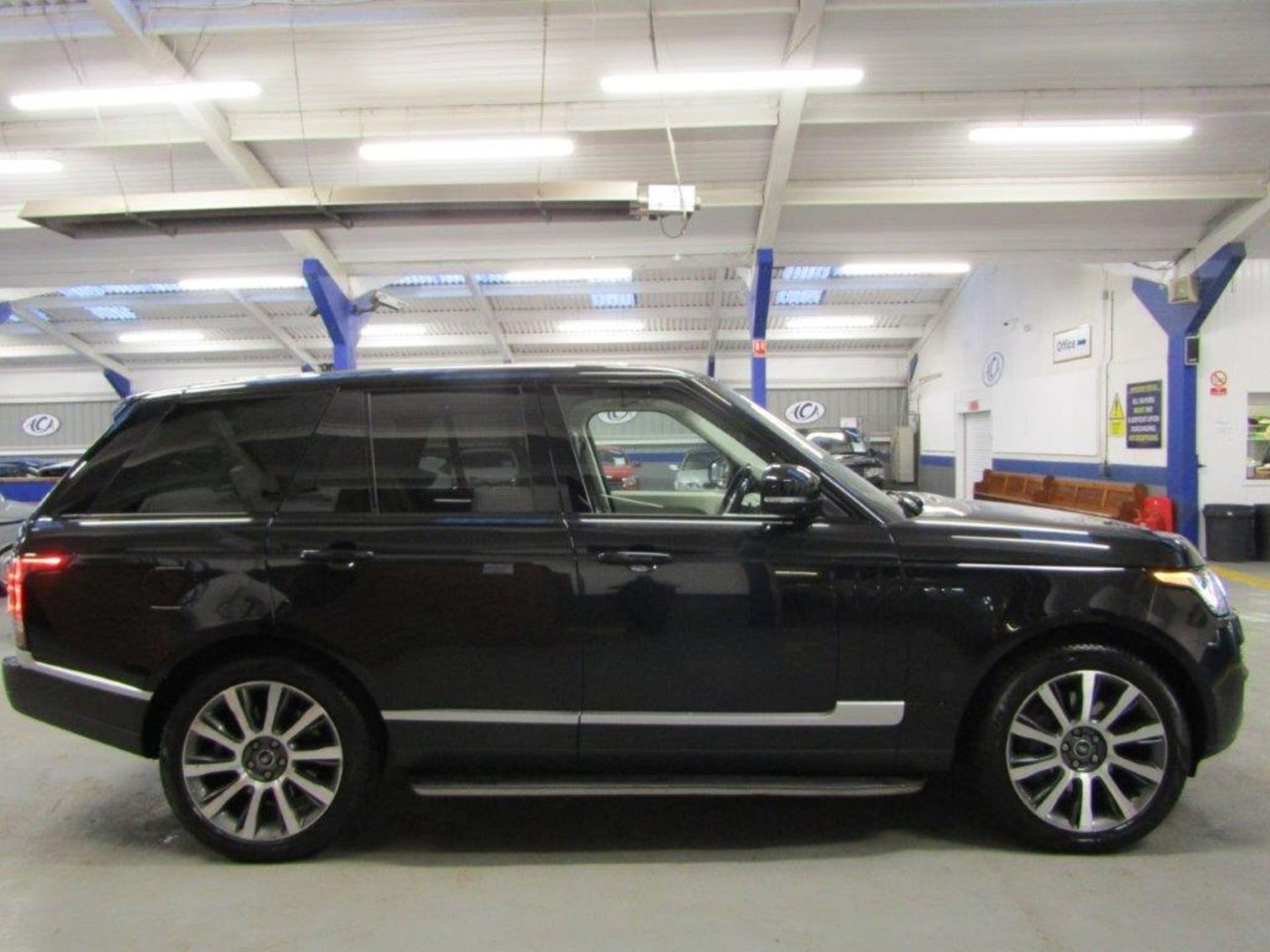 13 13 Range Rover Vogue SDV8 Auto - Image 3 of 25