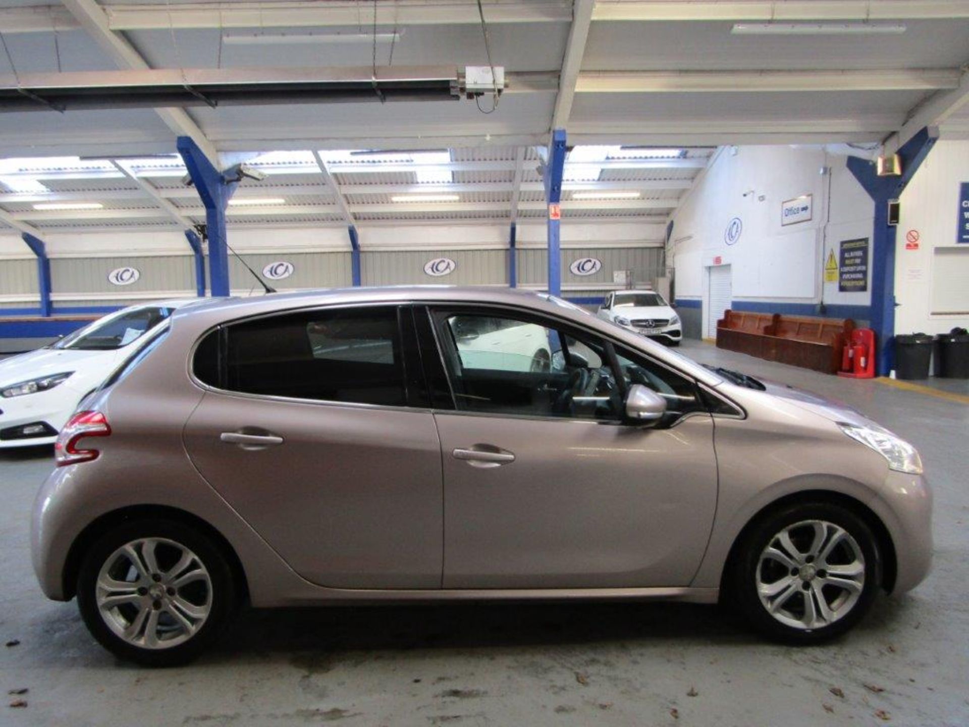 13 13 Peugeot 208 Allure - Image 2 of 27