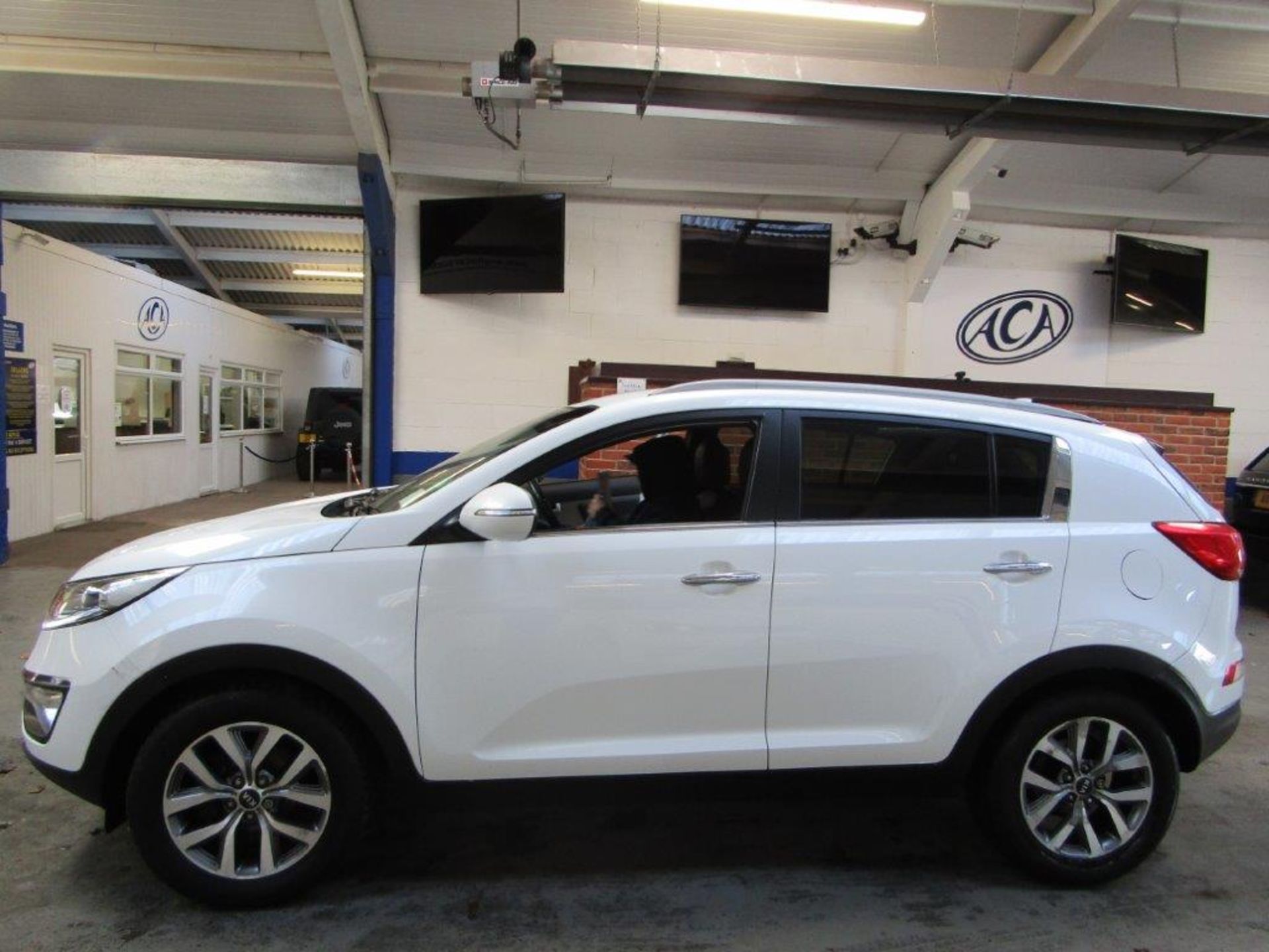 14 14 Kia Sportage White Edtn ISG - Image 3 of 25