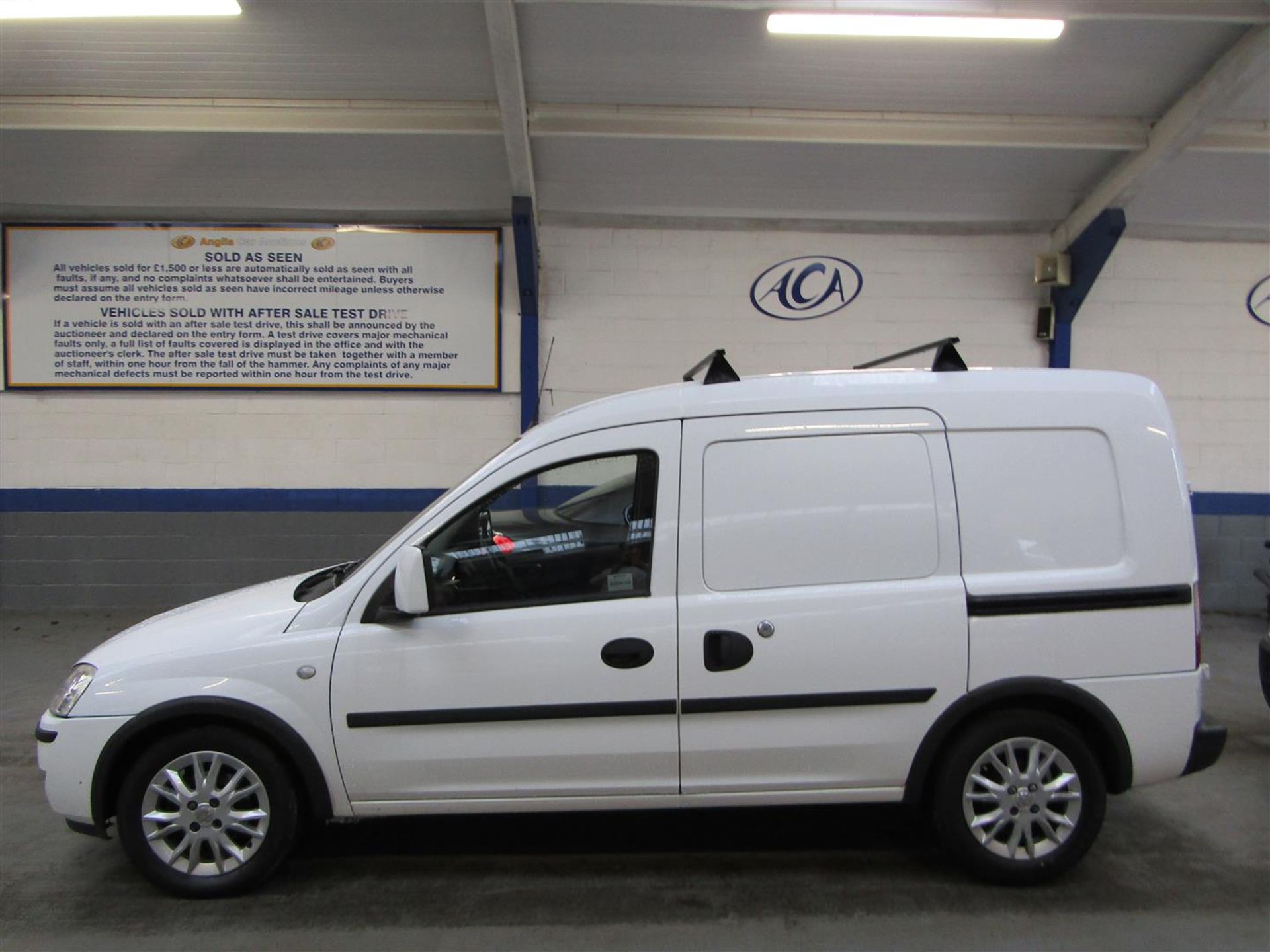 61 11 Vauxhall Combo 1700 SE Eco - Image 2 of 17