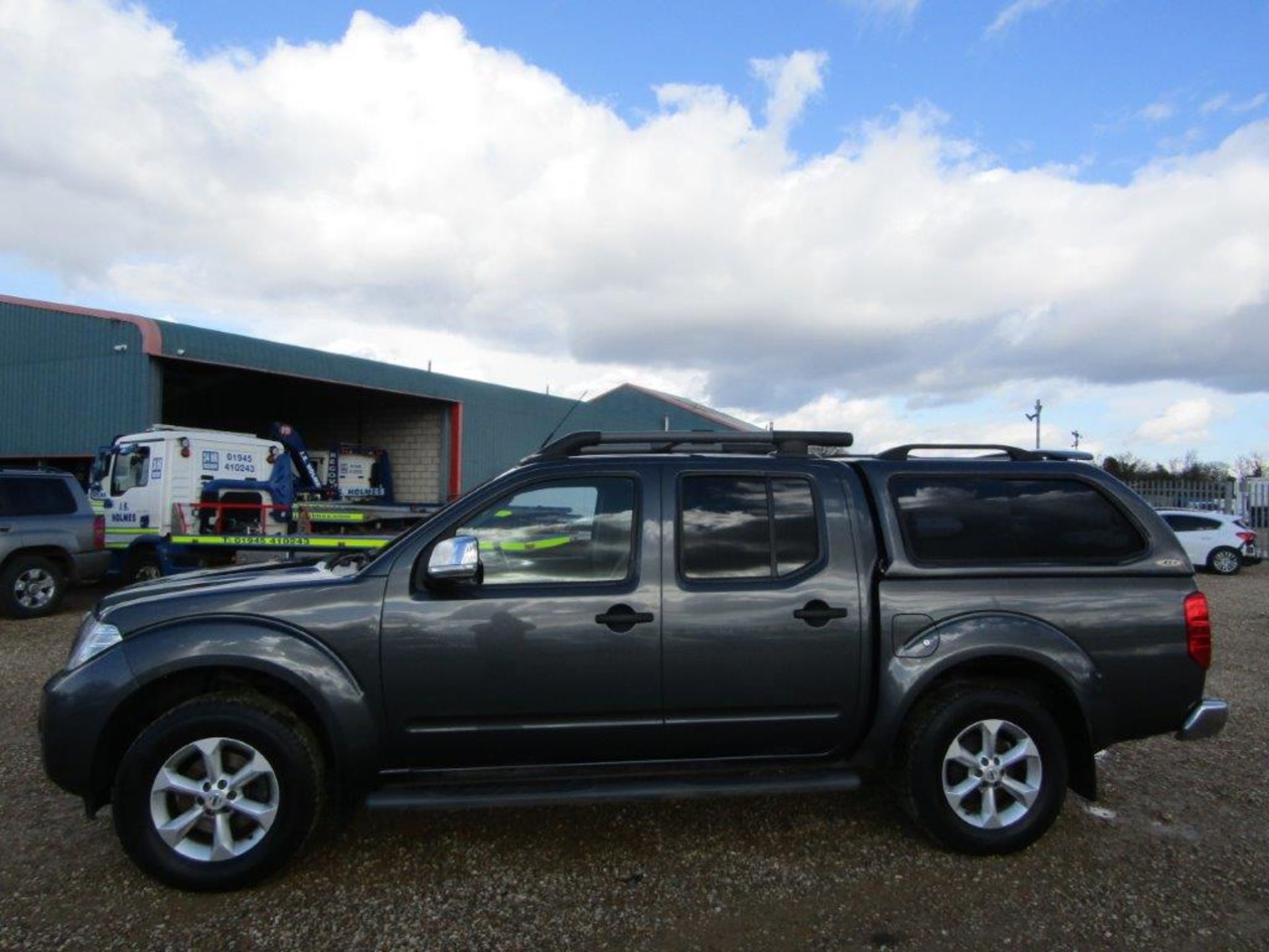 14 14 Nissan Navara Tekna DCI Auto - Image 23 of 33