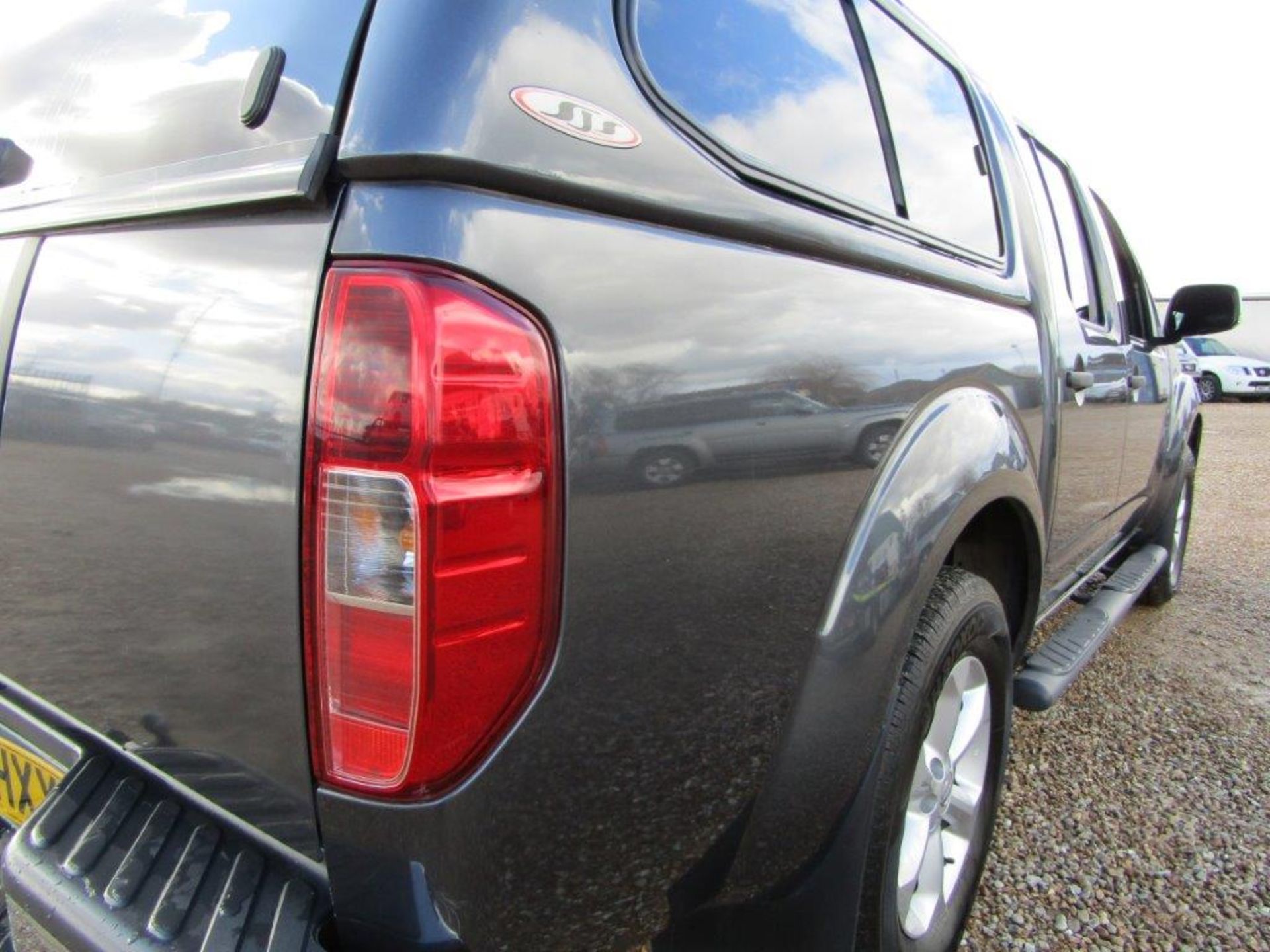 14 14 Nissan Navara Tekna DCI Auto - Image 17 of 33