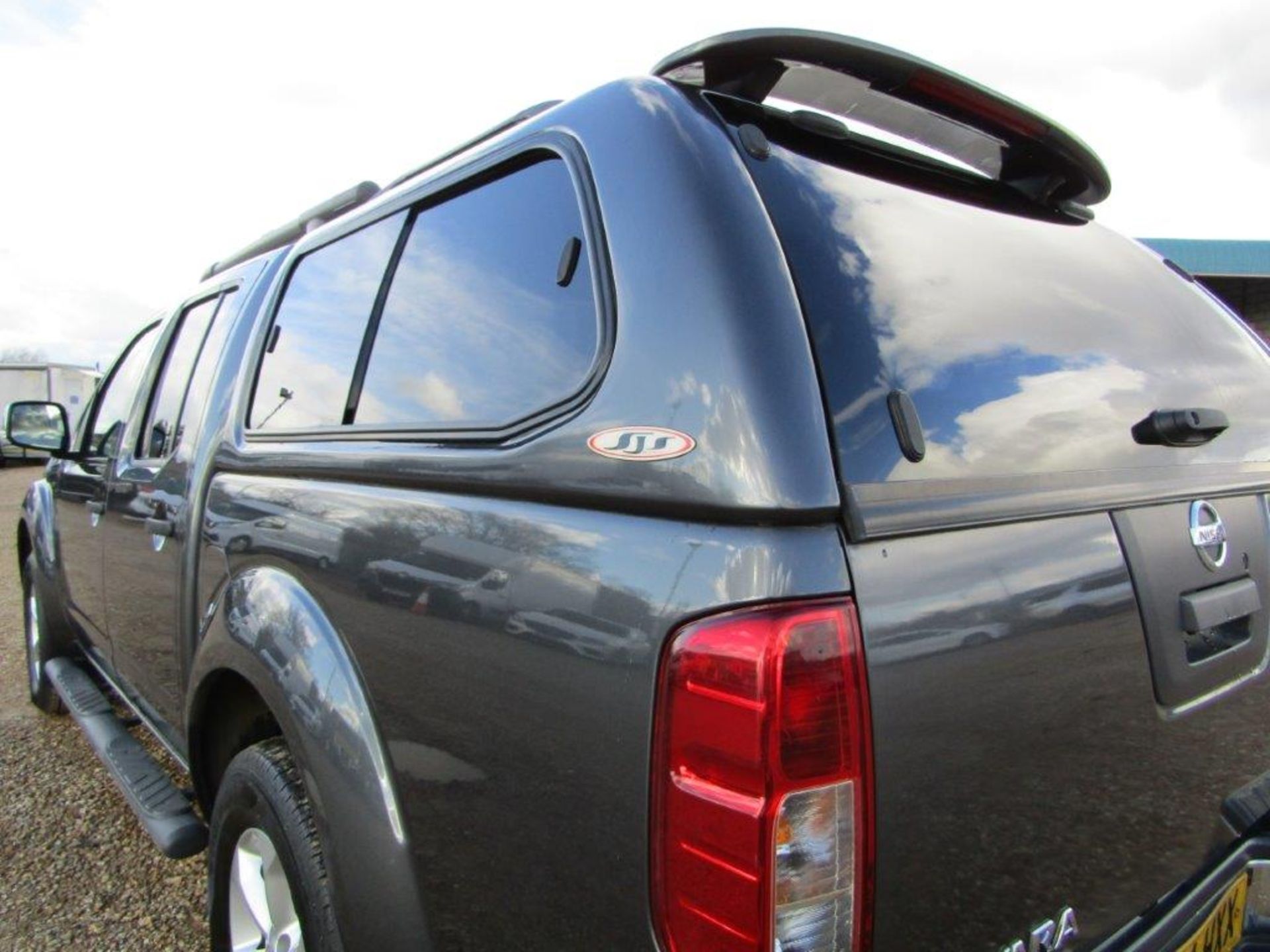 14 14 Nissan Navara Tekna DCI Auto - Image 31 of 33