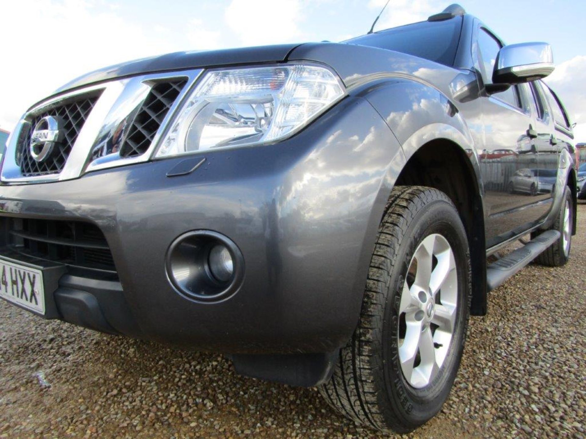 14 14 Nissan Navara Tekna DCI Auto - Image 3 of 33