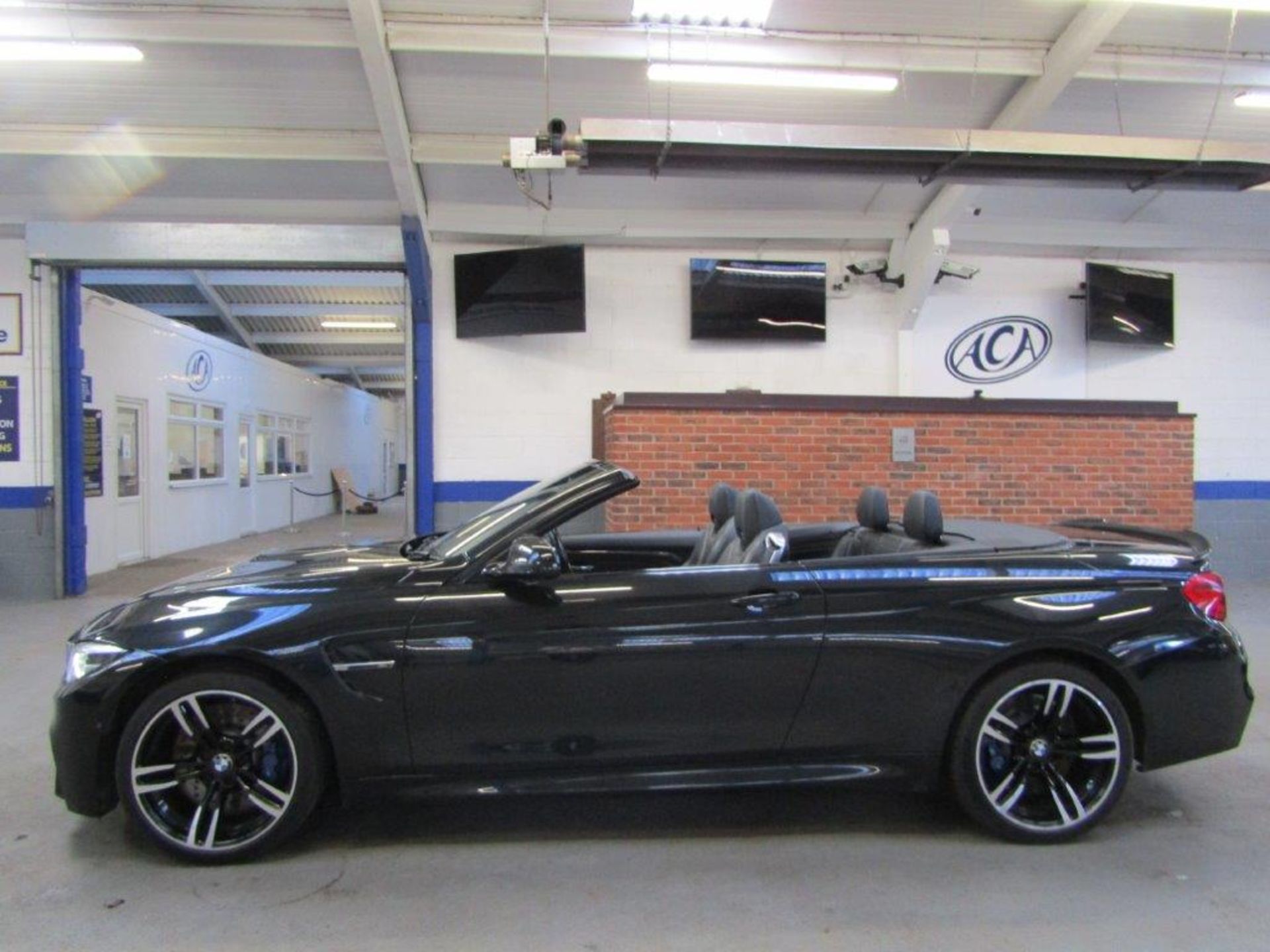 67 17 BMW M4 Convertible - Image 39 of 40